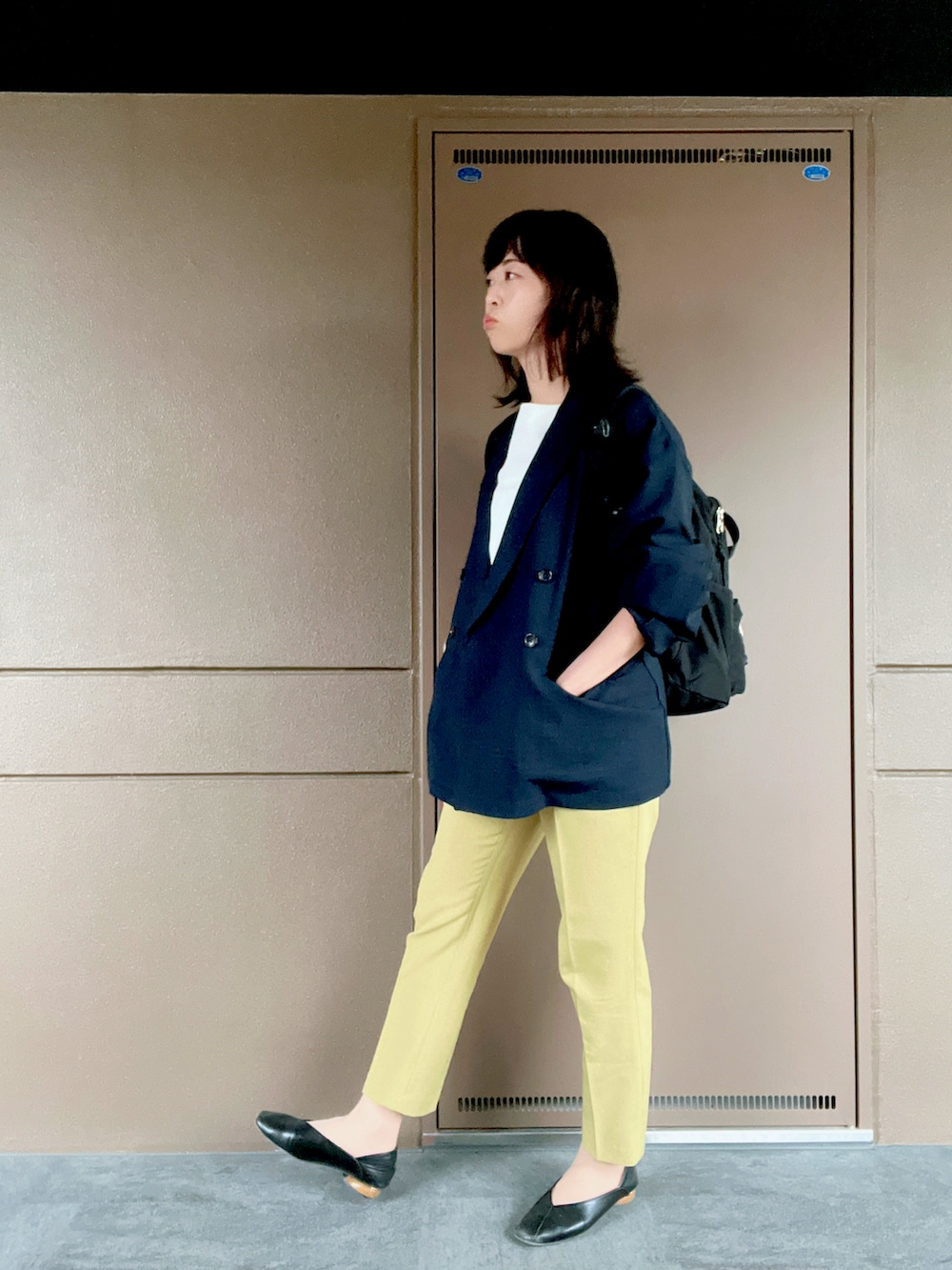 「秋冬コーデ、オフィスカジュアル、オフィススタイル、秋服、秋服準備はじめました、お仕事コーデ、お仕事スタイル、大人カジュアル、オフィスコーデ」｜「saloonのSALOON(サルーン)/スクエアパンプス（パンプス、ブラック系）」を使った、toommypeco5さん（骨格ストレート・レディース・165cm）の秋コーディネートの3枚目の写真