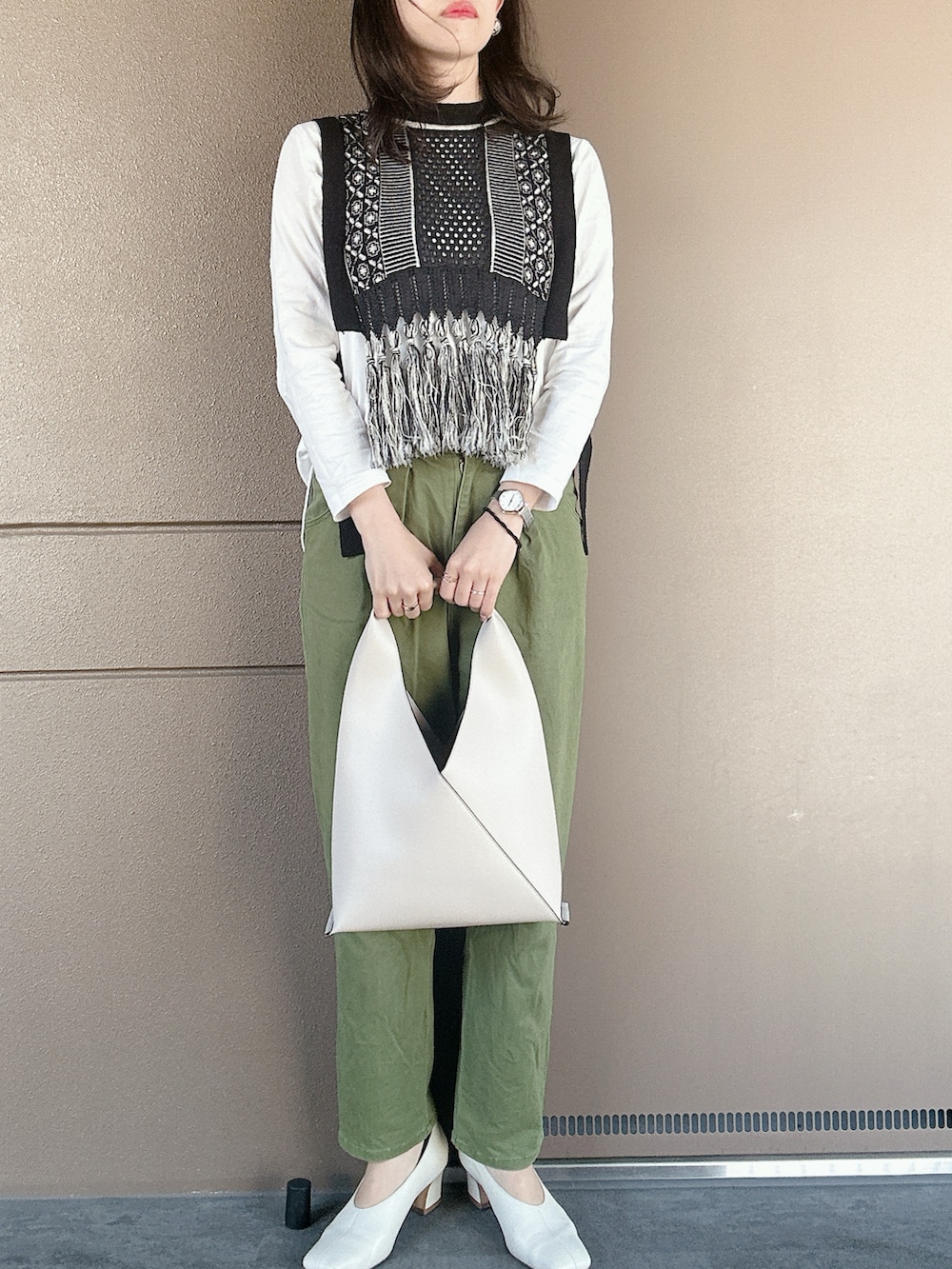 「春服、お出かけコーデ、おでかけコーデ、休日スタイル、休日コーデ、春服みてみて、春、カーキパンツ、カーキ、ビスチェ、ベスト、白バッグ、30代コーデ、オトナカジュアル、大人女子」|「green label relaxingのアイテム(パンプス、ホワイト系)」を使った、toommypeco5さん(骨格ストレート・レディース・165cm)の春コーディネートの3枚目の写真