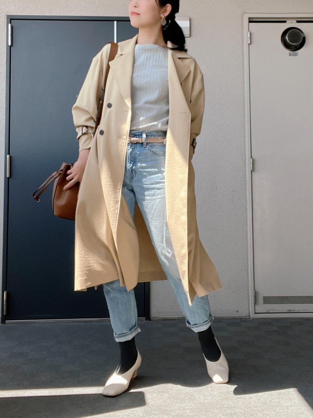 「春コーデ、トレンチコート、休日コーデ、休日スタイル、白パンプス、ジーンズ、ショルダーバッグ、ミントグリーン、大人カジュアル、デニム」|「green label relaxingの◆SC SIGNATURE デニム パンツ(デニムパンツ、その他)」を使った、toommypeco5さん(レディース・165cm)の春コーディネートの3枚目の写真