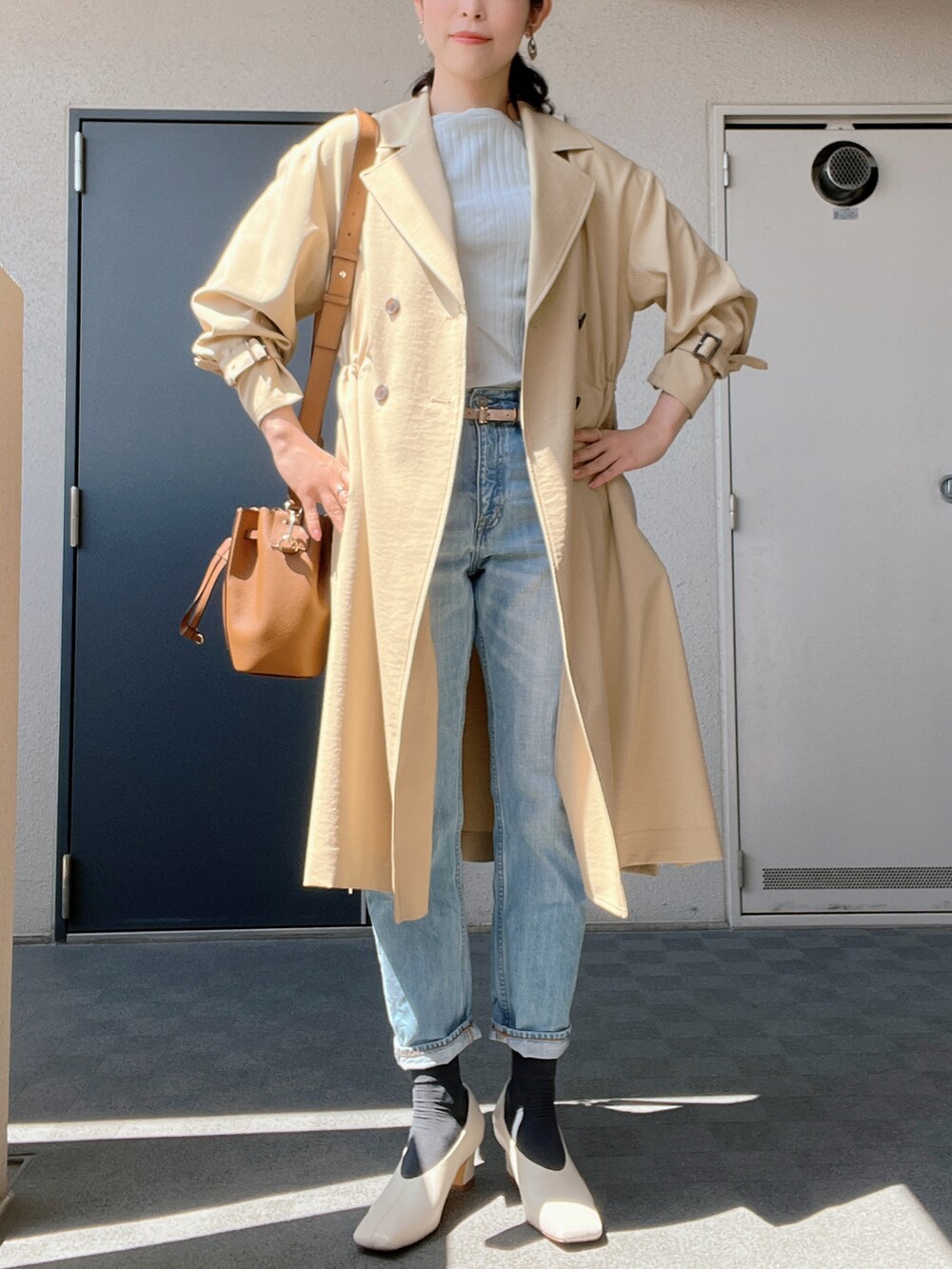 「春コーデ、トレンチコート、休日コーデ、休日スタイル、白パンプス、ジーンズ、ショルダーバッグ、ミントグリーン、大人カジュアル、デニム」|「green label relaxingの◆SC SIGNATURE デニム パンツ(デニムパンツ、その他)」を使った、toommypeco5さん(レディース・165cm)の春コーディネートの2枚目の写真