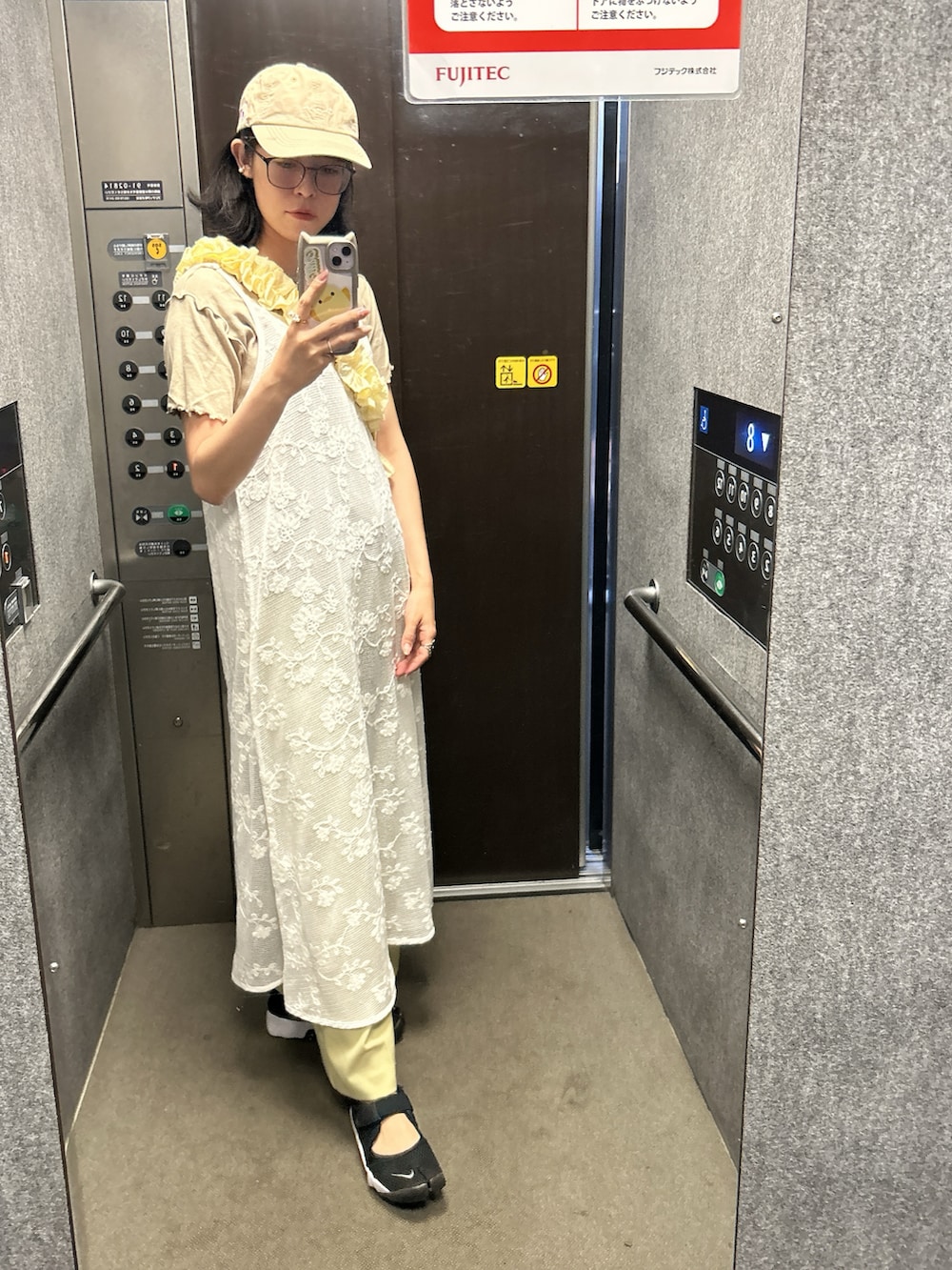「やっぱり帽子が好き、ワンピース、レースワンピース、レース、NIKE、イエローパンツ、お出かけコーデ、おでかけコーデ、休日スタイル、休日コーデ、ショルダーバッグ、休日カジュアル、大人カジュアル、おでかけスタイル、お出かけスタイル」｜「NIKEのWMNS AIR RIFT BR  848386-001（スニーカー、ブラック系）」を使った、toommypeco5さん（骨格ナチュラル・レディース・165cm）の春コーディネートの3枚目の写真