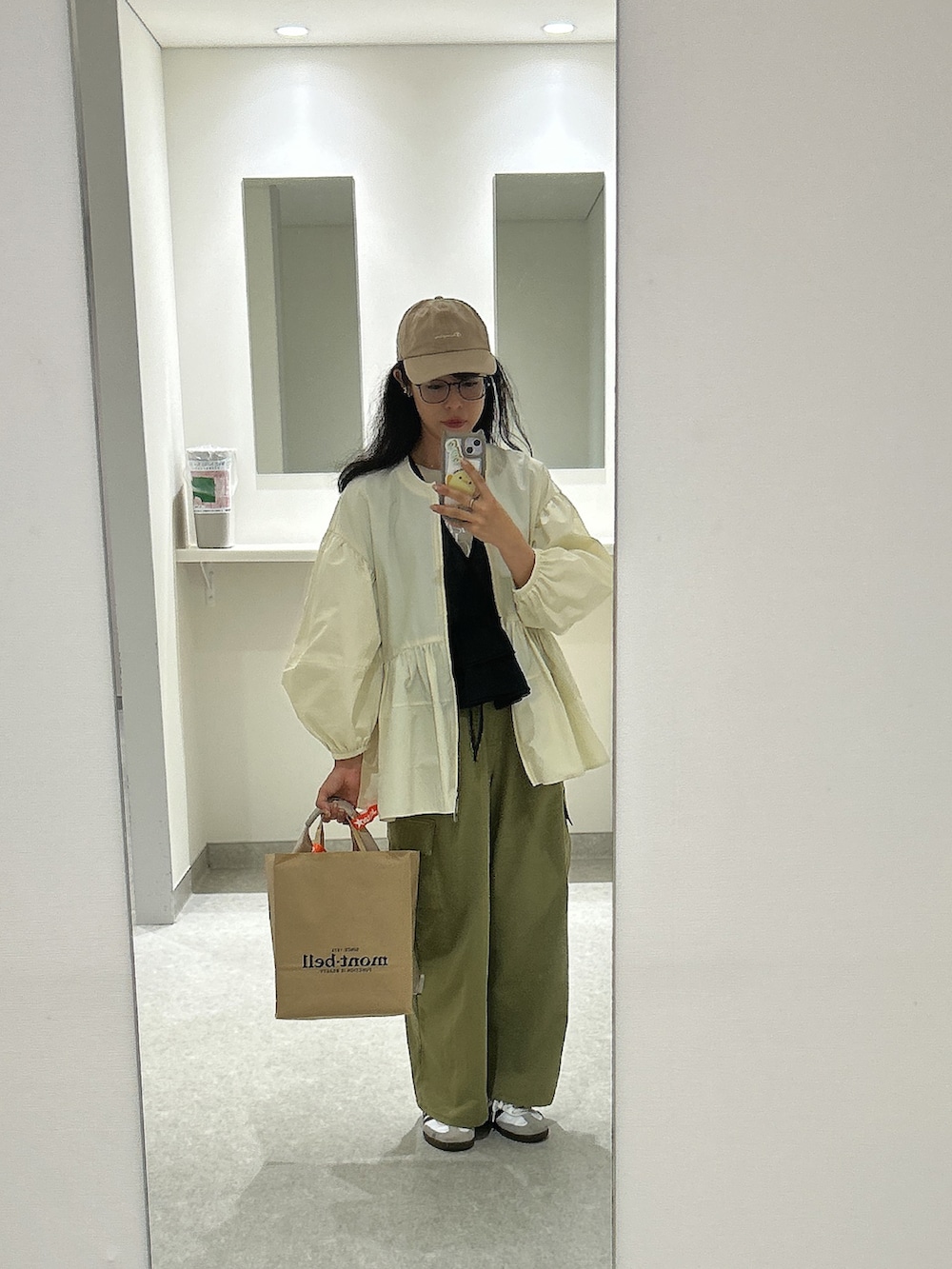 「お出かけコーデ、お出かけスタイル、30代コーデ、カーキパンツ、オトナカジュアル、大人カジュアル、大人可愛い、高身長女子、春コーデ、シンプルスタイル、フリフリ、オトナ女子、シンプルコーデ、スニーカー、パンツスタイル」｜「adidasのサンバ OG / SAMBA OG / アディダスオリジナルス adidas Originals スニーカー（スニーカー、ホワイト系）」を使った、toommypeco5さん（骨格ナチュラル・レディース・165cm）の春コーディネートの3枚目の写真