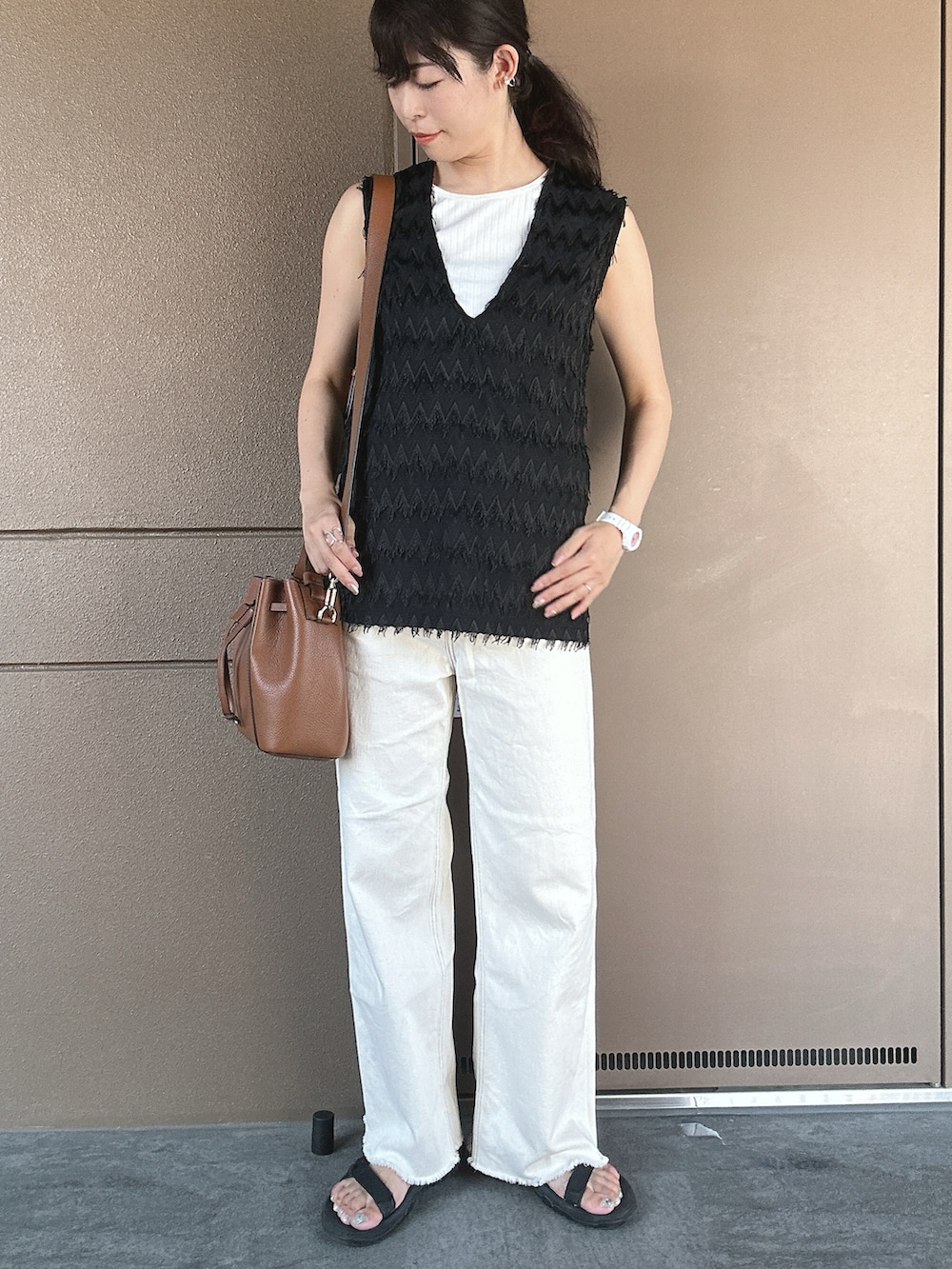 「淡色コーデ、大人コーデ、キレイめカジュアル、パンツコーデ、高身長女子、大人ガーリー、休日スタイル、休日コーデ、大人かわいい、30代コーデ、30代ファッション、おでかけコーデ、お出かけコーデ、オトナカジュアル、黒白」｜「TevaのTeva / ハリケーン XLT2（サンダル、ブラック系）」を使った、toommypeco5さん（骨格ストレート・レディース・165cm）の秋コーディネートの3枚目の写真