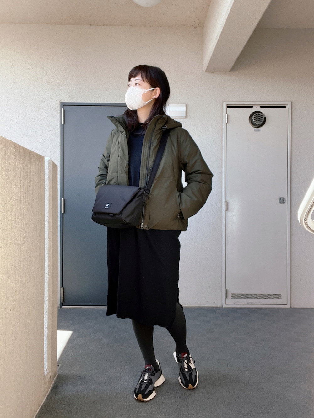 「休日スタイル、オトナカジュアル、休日コーデ、ニットワンピース、ショートダウン、プチプラ、カーキ、ニューバランス」｜「URBAN RESEARCH DOORSのウールワイドニットワンピース（ワンピース、ブラック系）」を使った、toommypeco5さん（レディース・165cm）の春コーディネートの2枚目の写真