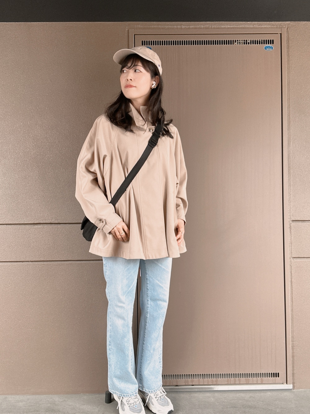 「春めき満開コーデ、おでかけコーデ、おでかけスタイル、お出かけスタイル、お出かけコーデ、春コーデ、ピンク、デニムパンツ、休日スタイル、休日コーデ、30代コーデ、30代ファッション、きれいめカジュアル、スニーカー、花見」｜「NEW BALANCEの＜New Balance＞ML725/スニーカー（スニーカー、グレー系）」を使った、toommypeco5さん（骨格ナチュラル・レディース・165cm）の春コーディネートの4枚目の写真