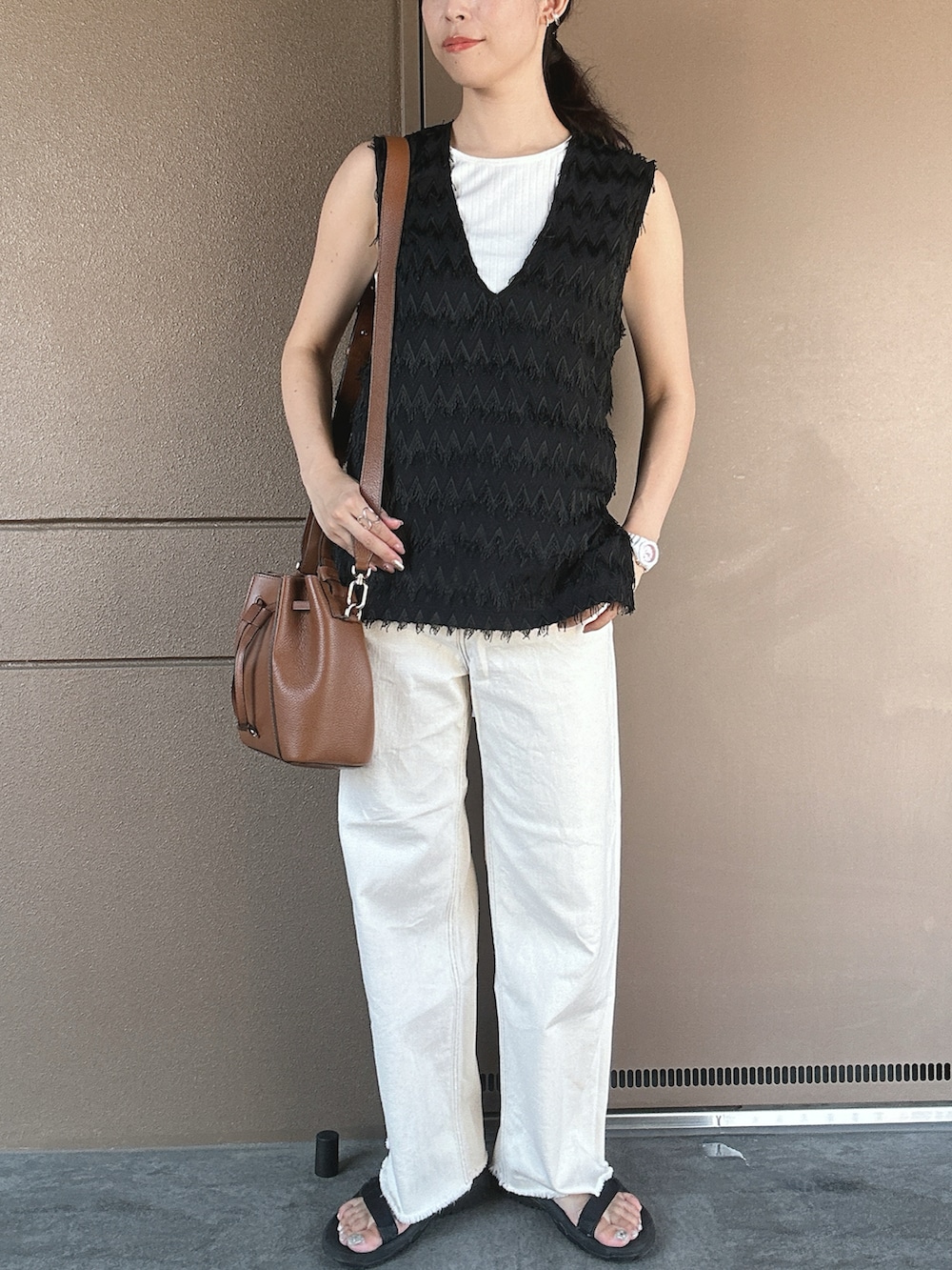 「淡色コーデ、大人コーデ、キレイめカジュアル、パンツコーデ、高身長女子、大人ガーリー、休日スタイル、休日コーデ、大人かわいい、30代コーデ、30代ファッション、おでかけコーデ、お出かけコーデ、オトナカジュアル、黒白」｜「TevaのTeva / ハリケーン XLT2（サンダル、ブラック系）」を使った、toommypeco5さん（骨格ストレート・レディース・165cm）の秋コーディネートの5枚目の写真