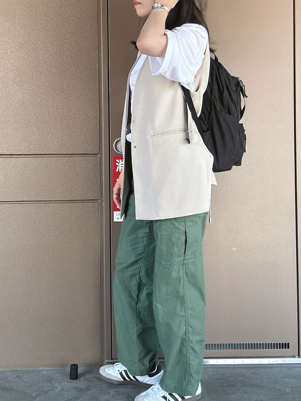 「夏コーデ、カーキパンツ、スニーカーコーデ、サンバ、アディダス、ベスト、ジレ、シンプルスタイル、大人コーデ、大人カジュアル、ラフコーデ、休日スタイル、休日コーデ、オトナカジュアル、きれいめカジュアル」｜「adidasのサンバ OG / SAMBA OG / アディダスオリジナルス adidas Originals スニーカー（スニーカー、ホワイト系）」を使った、toommypeco5さん（骨格ストレート・レディース・165cm）の夏コーディネートの2枚目の写真