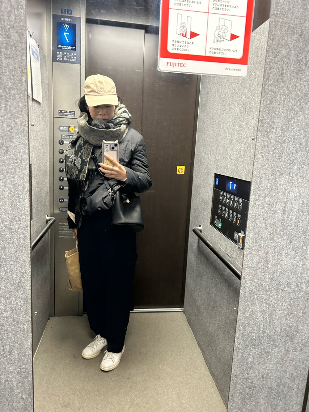 「真冬のあったかスタイル、マフラーぐるぐる、大人可愛い、カジュアルスタイル、キャップ、30代コーデ、休日コーデ、休日スタイル、おでかけコーデ、おでかけスタイル、お出かけコーデ、大人かわいい、レディースファッション」｜「adidasの【ユニセックスサイズ】adidas Originals / STAN SMITH【SP】（スニーカー、ホワイト系）」を使った、toommypeco5さん（骨格ナチュラル・レディース・165cm）の冬コーディネートの3枚目の写真