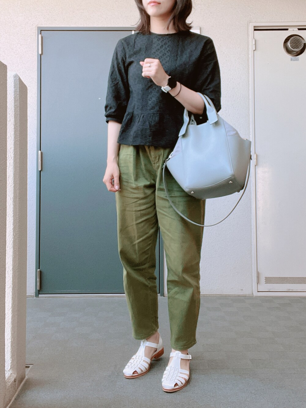 「休日コーデ、シンプルコーデ、大人カジュアル、高身長女子、MOHI、カーキパンツ、おでかけコーデ」｜「green label relaxingのCS イソザイコンビ 2WAY バッグ（ショルダーバッグ、グレー系）」を使った、toommypeco5さん（レディース・165cm）の春コーディネートの3枚目の写真