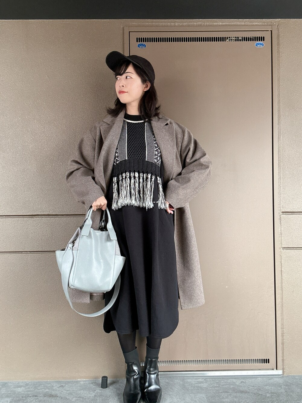 「休日スタイル、カジュアルコーデ、休日コーデ、お出かけコーデ、モノトーンコーデ、大人かわいい、きれいめカジュアル、黒ブーツ、黒ワンピース、ビスチェ、ベスト、おでかけコーデ、シンプルコーデ、大人コーデ、ワンピース」｜「UNITED TOKYOの【ZOZO限定】レザーライクサイドゴアブーツ（ブーツ、ブラック系）」を使った、toommypeco5さん（骨格ストレート・レディース・165cm）の冬コーディネートの3枚目の写真