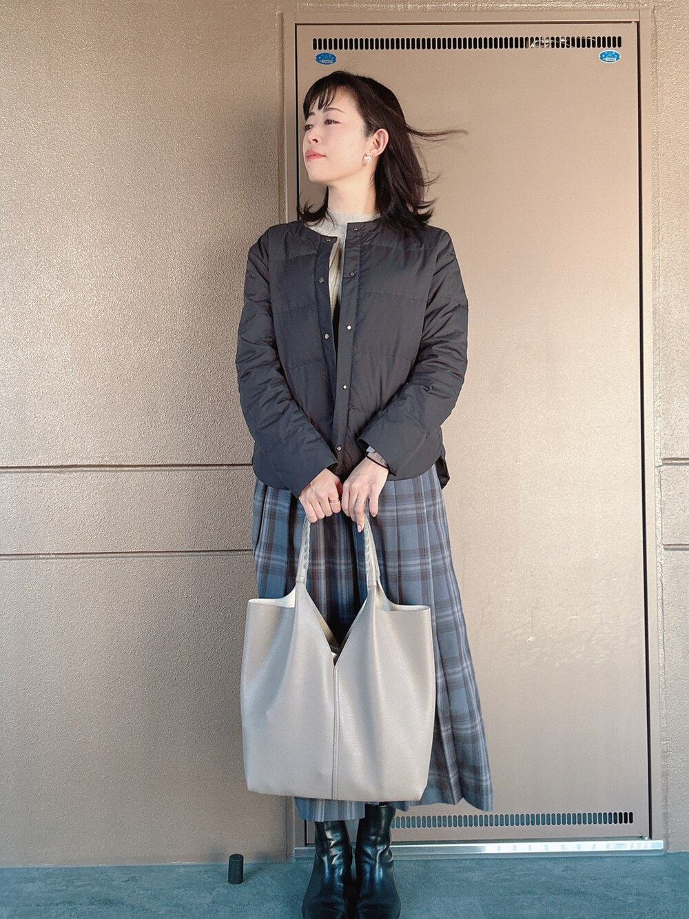 「オトナカジュアル、大人コーデ、休日スタイル、休日コーデ、ファッションを楽しもう、オトナ女子、大人ガーリー、チェックスカート、ロングスカート、黒ブーツ、トートバッグ、ラクチンコーデ、おしゃれさんと繋がりたい、ダウンジャケット、指輪慣れない」|「GALLARDAGALANTEのチャンキーヒールショートブーツ(ブーツ、ブラック系)」を使った、toommypeco5さん(骨格ストレート・レディース・165cm)の冬コーディネートの4枚目の写真