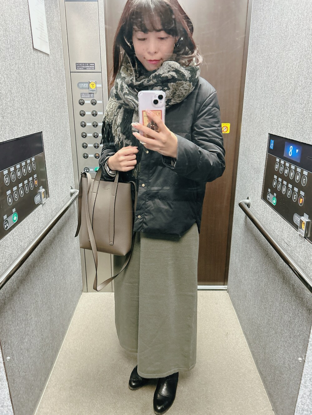 「秋冬コーデ、オトナ女子、オトナカジュアル、休日スタイル、休日コーデ、おでかけコーデ、お出かけスタイル、おでかけスタイル、オリーブ、ワンピース、ワンピーススタイル、ブーツ、ダウンジャケット、おしゃれさんと繋がりたい、ゆったりコーデ」｜「MACKINTOSH PHILOSOPHYのマッキントッシュ フィロソフィー ウイメンズ サイドゴアレインブーツ（ブーツ、ブラック系）」を使った、toommypeco5さん（骨格ストレート・レディース・165cm）の冬コーディネートの3枚目の写真