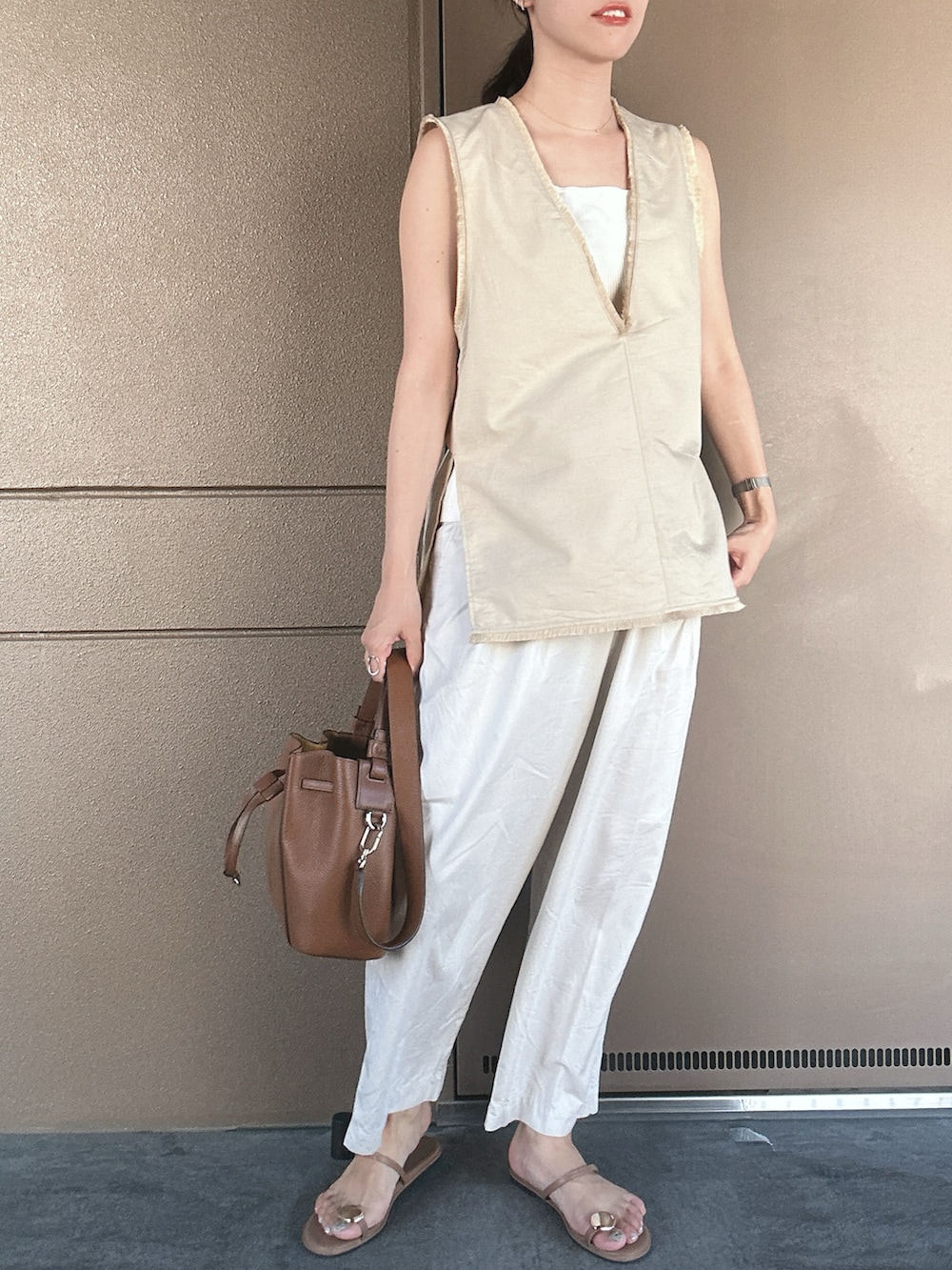 「淡色コーデ、ブラウン、秋服準備はじめました、休日スタイル、初秋コーデ、休日コーデ、お出かけコーデ、お出かけスタイル、大人かわいい、オトナ女子、ベスト、サンダル、30代コーデ、ジュエッテ、キレイめコーデ」｜「ORiental TRafficのアイテム（サンダル、ベージュ系）」を使った、toommypeco5さん（骨格ストレート・レディース・165cm）の夏コーディネートの2枚目の写真
