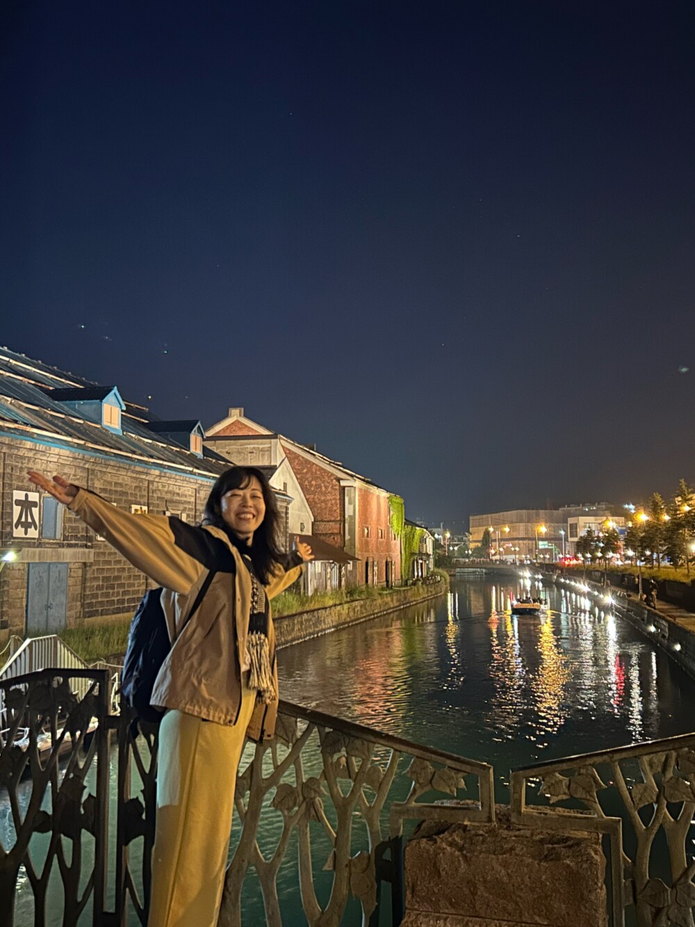 ホワイト系のスニーカー、イエロー系のスカート、ブラック系のベストを着用したレディースの夏コーディネートの3枚目の写真