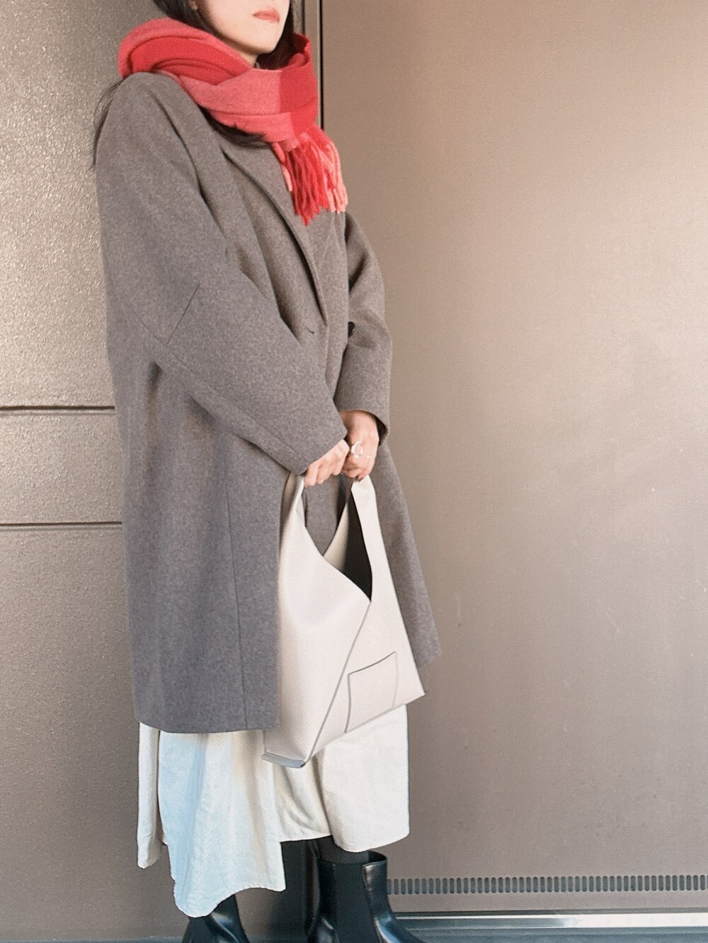 「マフラーぐるぐる、カジュアルスタイル、大人可愛い、大人かわいい、大人コーデ、30代コーデ、30代ファッション、秋冬コーデ、冬コーデ、お出かけコーデ、お出かけスタイル、休日スタイル、休日コーデ、ブーツ×スカート、ブーツ」|「green label relaxingのスクエア サイドゴア ブーツ- 晴雨兼用 -(ブーツ、ブラック系)」を使った、toommypeco5さん(骨格ナチュラル・レディース・165cm)の冬コーディネートの4枚目の写真