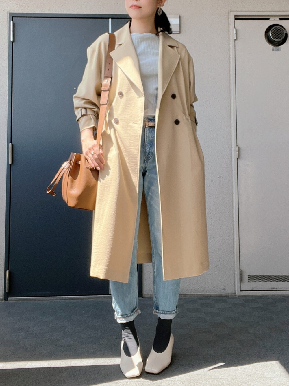 「春コーデ、トレンチコート、休日コーデ、休日スタイル、白パンプス、ジーンズ、ショルダーバッグ、ミントグリーン、大人カジュアル、デニム」|「green label relaxingの◆SC SIGNATURE デニム パンツ(デニムパンツ、その他)」を使った、toommypeco5さん(レディース・165cm)の春コーディネートの4枚目の写真
