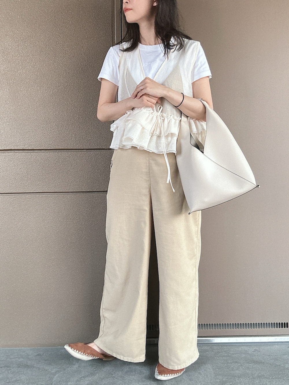 「レイヤードスタイル、夏コーデ、30代コーデ、お出かけコーデ、今日のコーデ、おやすみコーデ、休日スタイル、休日コーデ、フリル、ふりふり、大人ガーリー、オトナカジュアル、オトナカワイイ、大人かわいい、キレイめ」｜「coenの【2セットアイテム】Tシャツ×キャミサロペット#（サロペット/オーバーオール、ベージュ系）」を使った、toommypeco5さん（骨格ストレート・レディース・165cm）の夏コーディネートの2枚目の写真