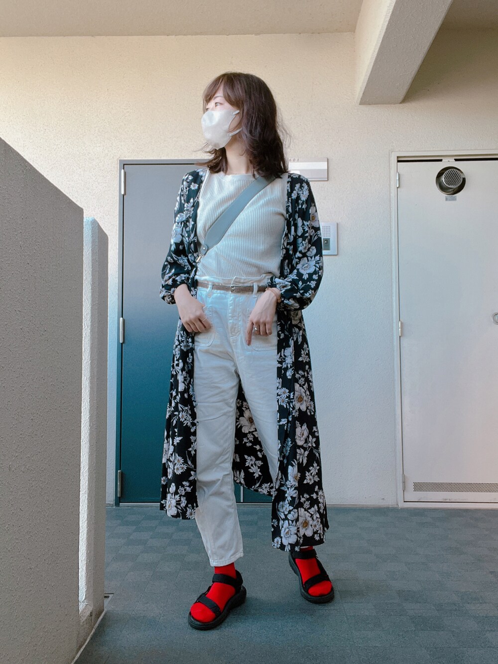 「休日コーデ、お出かけコーデ、今日のコーデ、花柄ワンピース、白パンツ、テバ × ソックス、秋服準備はじめました、大人コーデ、red、秋ルック紹介するよ」｜「Tevaのアイテム（サンダル、ブラック系）」を使った、toommypeco5さん（レディース・165cm）の秋コーディネートの2枚目の写真