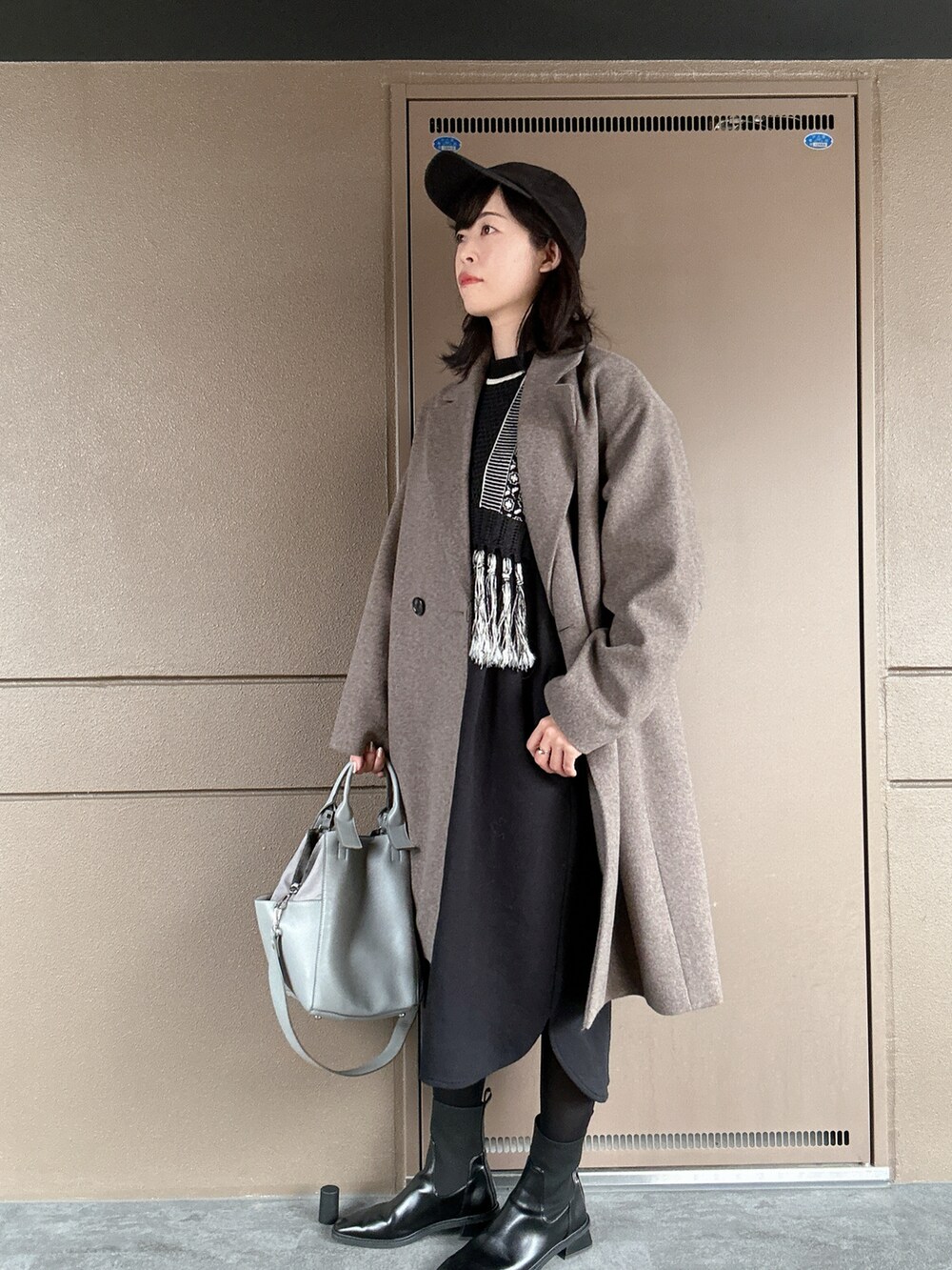 「休日スタイル、カジュアルコーデ、休日コーデ、お出かけコーデ、モノトーンコーデ、大人かわいい、きれいめカジュアル、黒ブーツ、黒ワンピース、ビスチェ、ベスト、おでかけコーデ、シンプルコーデ、大人コーデ、ワンピース」｜「UNITED TOKYOの【ZOZO限定】レザーライクサイドゴアブーツ（ブーツ、ブラック系）」を使った、toommypeco5さん（骨格ストレート・レディース・165cm）の冬コーディネートの4枚目の写真