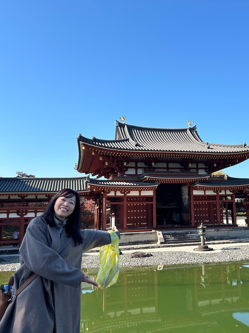 「おでかけコーデ、おでかけスタイル、デートコーデ、休日スタイル、休日コーデ、京都、京都旅行、30代コーデ、スニーカー、スニーカーコーデ、秋冬コーデ、冬コーデ、冬コート」｜「PUBLIC TOKYOの【JJ5月号掲載】PUBLIC DENIM PINTUCK/ピンタックデニムパンツ（デニムパンツ、ブルー系）」を使った、toommypeco5さん（骨格ナチュラル・レディース・165cm）の冬コーディネートの2枚目の写真