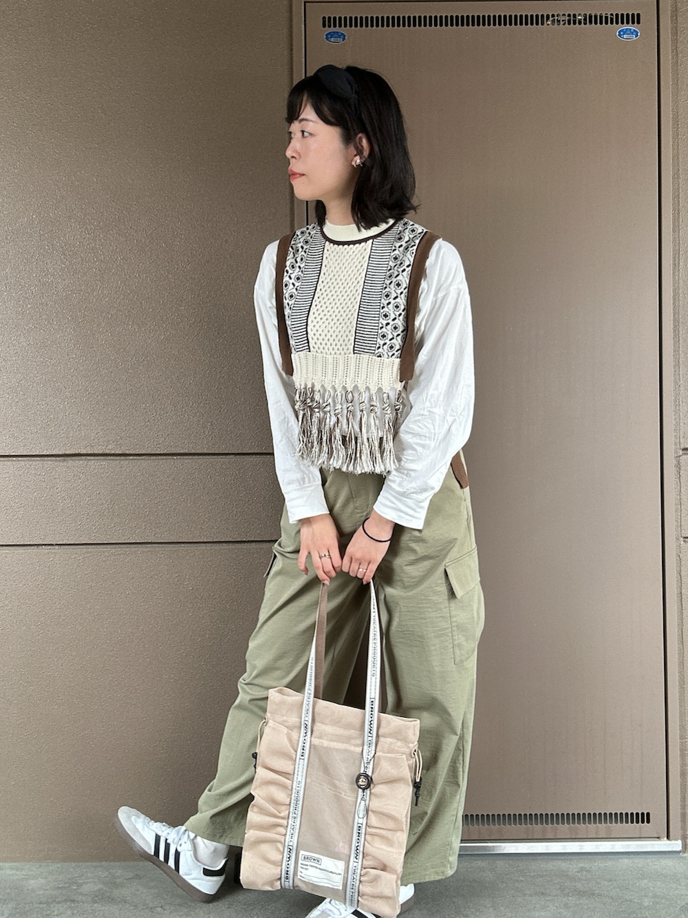 「楽チンコーデ、お出かけコーデ、お出かけスタイル、オトナ女子、30代コーデ、春服コーデ、オトナカワイイ、休日スタイル、休日コーデ、ゆるコーデ、カジュアル、最近のいい感じコーデ、高身長女子、ベスト、カーキパンツ」|「FREAK'S STOREのBROWN THEATRE PRODUCTS × FREAK'S STORE/ブラウン バイ シアタープロダクツ 別注 メッシュフリルシューズバッグ/シアー トートバッグ(トートバッグ、ベージュ系)」を使った、toommypeco5さん(骨格ナチュラル・レディース・165cm)の春コーディネートの2枚目の写真