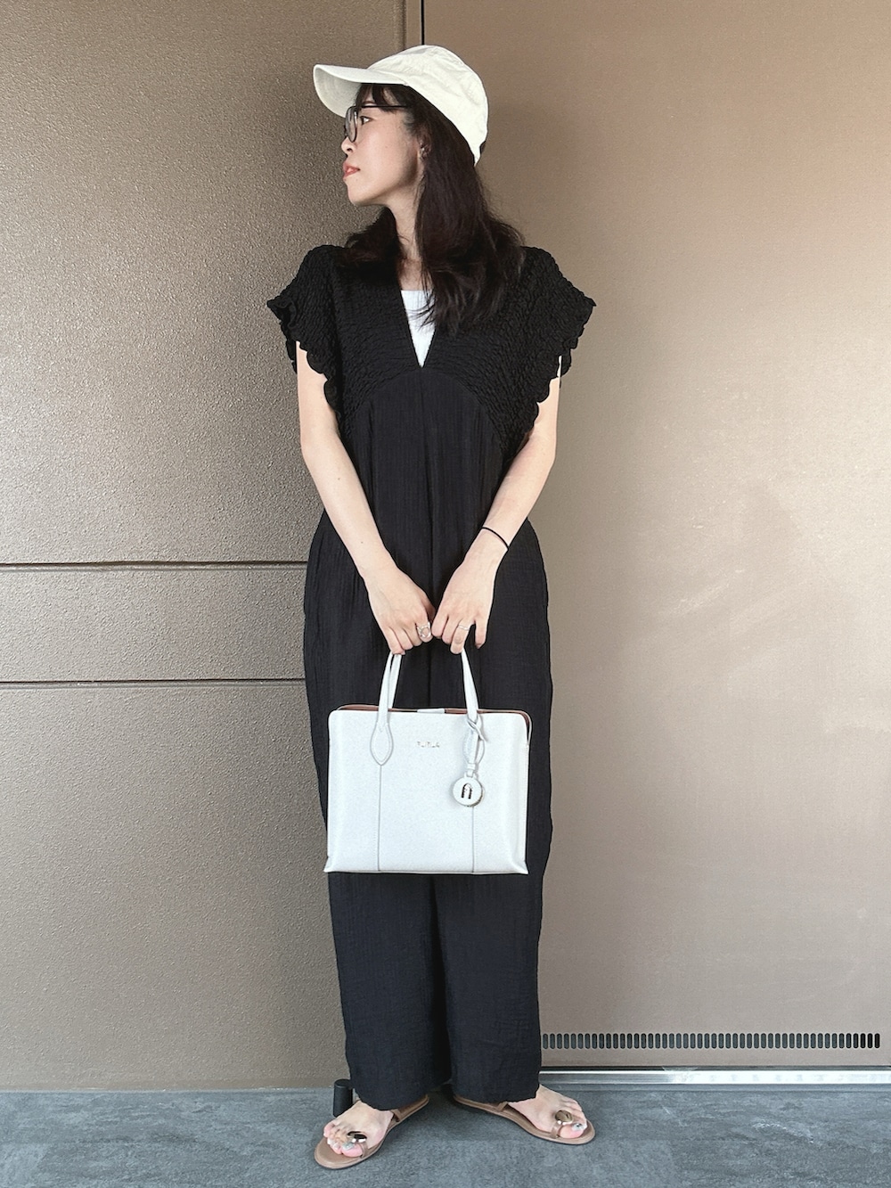 「オトナカジュアル、休日スタイル、休日コーデ、30代コーデ、サロペット、黒白、黒白コーデ、お出かけコーデ、おでかけスタイル、ゆるコーデ、オーバーオール、夏コーデ、キャップ、淡色コーデ、大人ファッション」|「ORiental TRafficのアイテム(サンダル、ベージュ系)」を使った、toommypeco5さん(骨格ストレート・レディース・165cm)の秋コーディネートの2枚目の写真