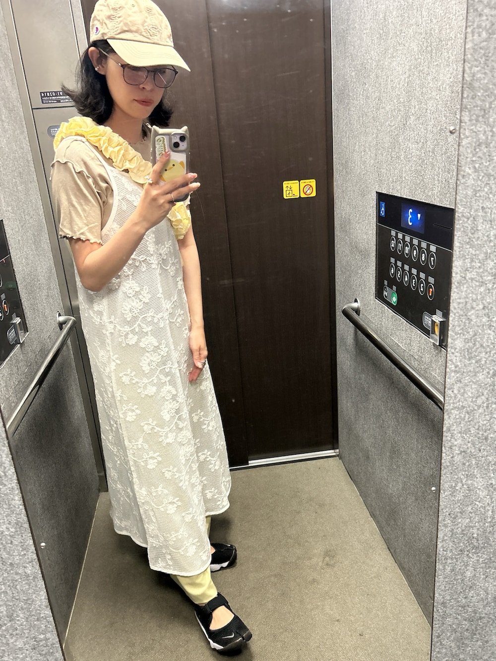 「やっぱり帽子が好き、ワンピース、レースワンピース、レース、NIKE、イエローパンツ、お出かけコーデ、おでかけコーデ、休日スタイル、休日コーデ、ショルダーバッグ、休日カジュアル、大人カジュアル、おでかけスタイル、お出かけスタイル」｜「NIKEのWMNS AIR RIFT BR  848386-001（スニーカー、ブラック系）」を使った、toommypeco5さん（骨格ナチュラル・レディース・165cm）の春コーディネートの4枚目の写真
