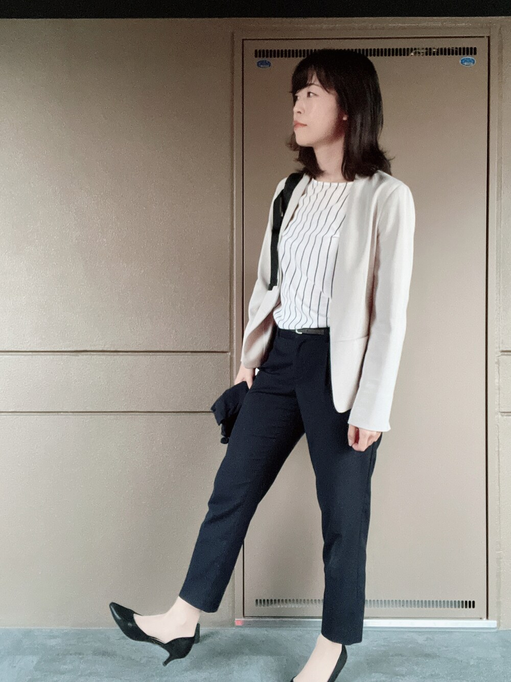 「オフィスカジュアル、オフィススタイル、オフィスコーデ、シンプルスタイル、ジャケット、ジャケットコーデ、お仕事コーデ、お仕事スタイル、グリーンレーベル リラクシング、秋服コーデ」|「WA ORiental TRafficのサイドオープンヒールパンプス/22108(パンプス、ブラック系)」を使った、toommypeco5さん(骨格ストレート・レディース・165cm)の秋コーディネートの3枚目の写真