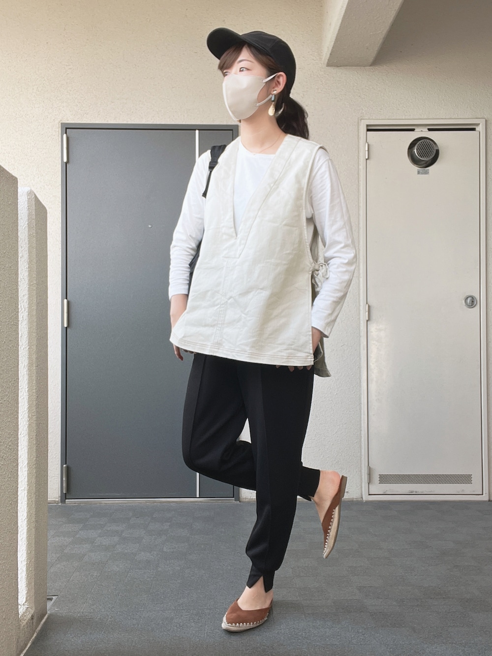 「秋ルック紹介するよ、休日スタイル、今日のコーデ、シンプル、休日コーデ、ベスト、大人カジュアル、秋、サイクリング」｜「coenのコンビVカットミュール（サンダル、ブラウン系）」を使った、toommypeco5さん（骨格ストレート・レディース・165cm）の秋コーディネートの2枚目の写真