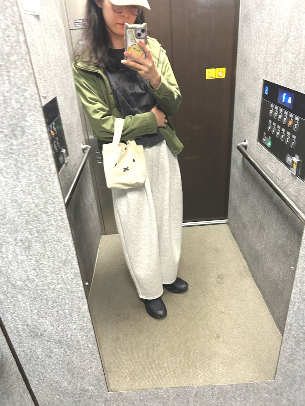 「大人カジュアル、オトナ女子、春コーデ、ラクチンコーデ、春、ゆるコーデ、お出かけコーデ、お出かけスタイル、スウェットパンツ、シンプルスタイル」｜「NIKEのNIKE ナイキ 20-25(H) FLEX RUNNER 3 (GS) フレックス ランナー 3 GS KFN1294 002BLK/ANTHRA（スニーカー、ブラック系）」を使った、toommypeco5さん（骨格ナチュラル・レディース・165cm）の春コーディネートの3枚目の写真