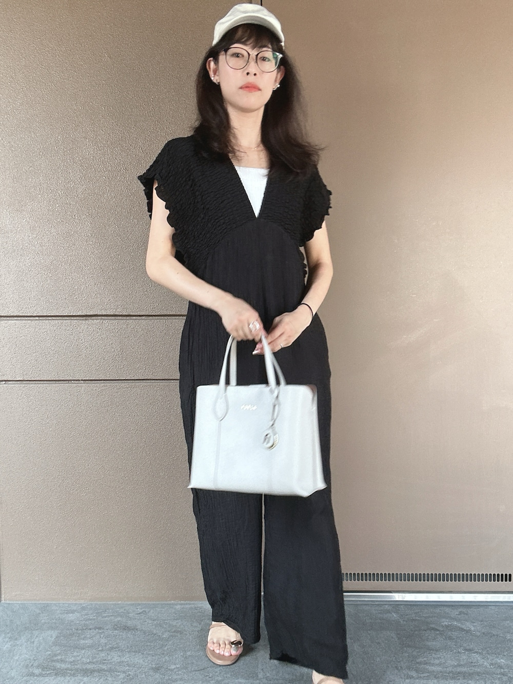 「オトナカジュアル、休日スタイル、休日コーデ、30代コーデ、サロペット、黒白、黒白コーデ、お出かけコーデ、おでかけスタイル、ゆるコーデ、オーバーオール、夏コーデ、キャップ、淡色コーデ、大人ファッション」|「ORiental TRafficのアイテム(サンダル、ベージュ系)」を使った、toommypeco5さん(骨格ストレート・レディース・165cm)の秋コーディネートの3枚目の写真