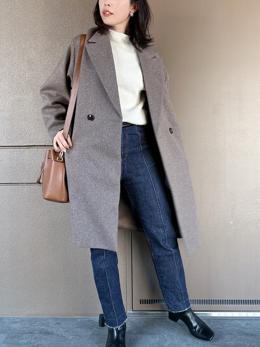 「お出かけコーデ、おでかけコーデ、休日スタイル、休日コーデ、パンツコーデ、大人女子、シンプルスタイル、ニットコーデ、キレイめコーデ、ブーツスタイル、ゆるコーデ、冬アウター、パンツスタイル、きれいめカジュアル、きれいめコーディネート」|「GALLARDAGALANTEのチャンキーヒールショートブーツ(ブーツ、ブラック系)」を使った、toommypeco5さん(骨格ストレート・レディース・165cm)の冬コーディネートの2枚目の写真
