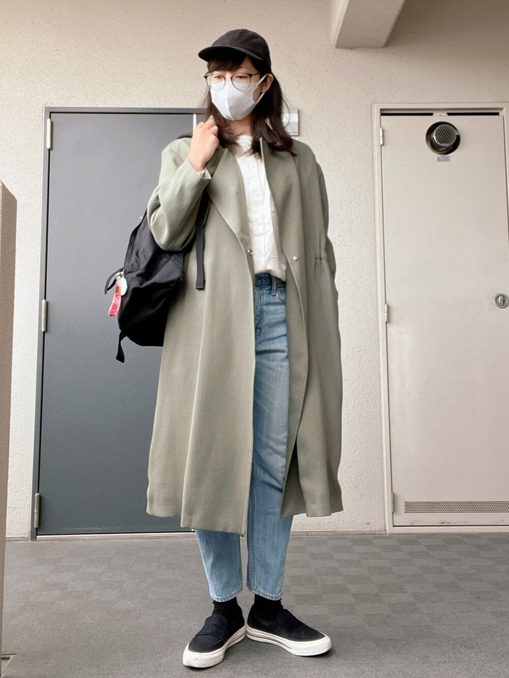 「春コーデ、休日スタイル、休日コーデ、カーキアウター、はじめましてコーデ、カーキ、おさんぽ、散歩、デニムコーデ、トレンチコート」|「CONVERSEのCONVERSE コンバース シェブロン&スター ローファー SK / CS LOFR SK (BLACK) 34200210(スリッポン、ブラック系)」を使った、toommypeco5さん(レディース・165cm)の春コーディネートの2枚目の写真