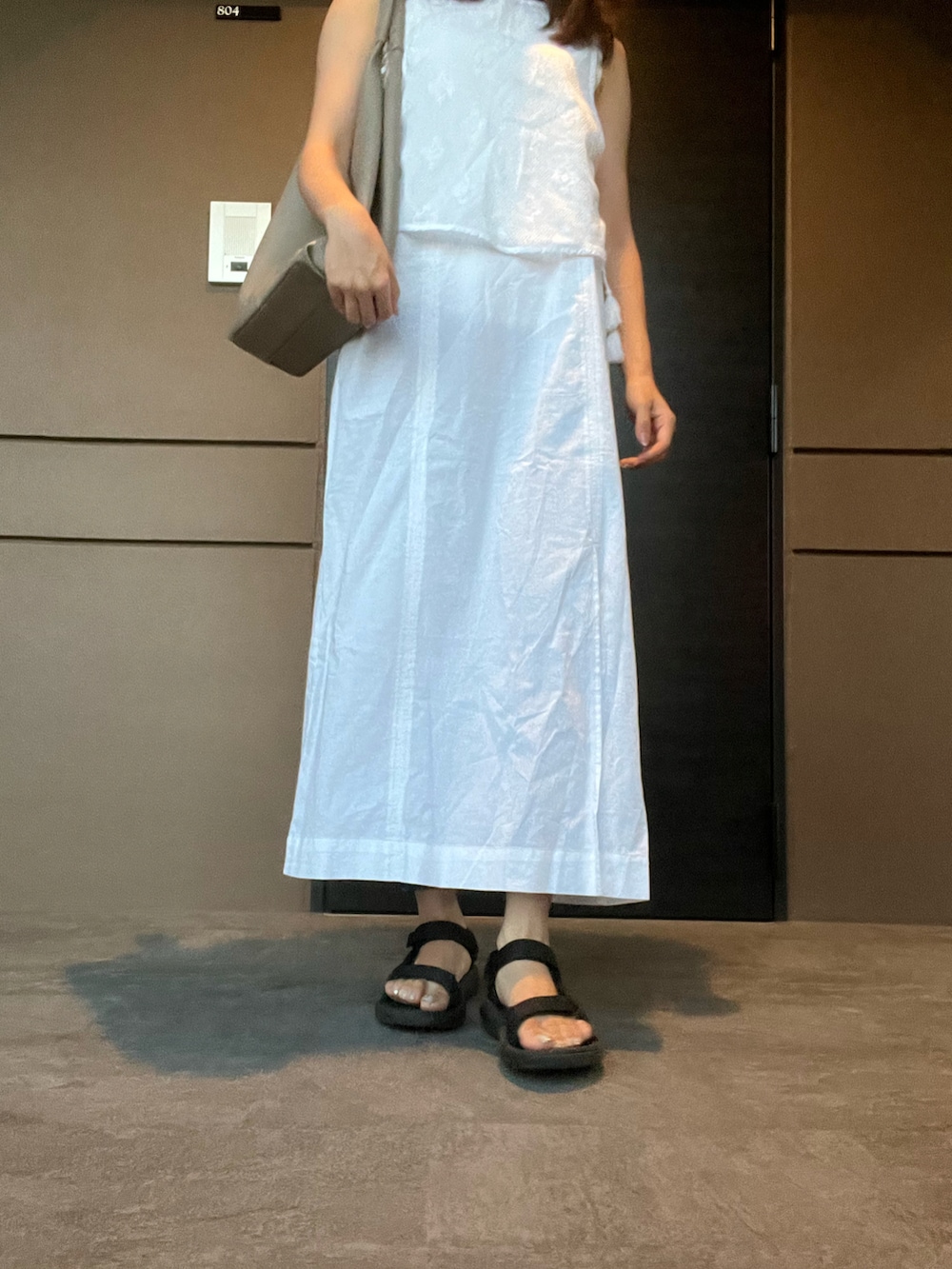 「シンプルスタイル、お出かけコーデ、休日スタイル、休日コーデ、オトナ女子、オトナカワイイ、カジュアル、大人ガーリー」｜「TevaのTeva / ハリケーン XLT2（サンダル、ブラック系）」を使った、toommypeco5さん（骨格ストレート・レディース・165cm）の秋コーディネートの5枚目の写真