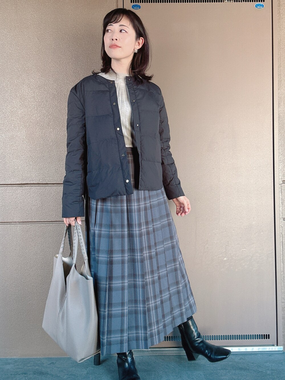「オトナカジュアル、大人コーデ、休日スタイル、休日コーデ、ファッションを楽しもう、オトナ女子、大人ガーリー、チェックスカート、ロングスカート、黒ブーツ、トートバッグ、ラクチンコーデ、おしゃれさんと繋がりたい、ダウンジャケット、指輪慣れない」|「GALLARDAGALANTEのチャンキーヒールショートブーツ(ブーツ、ブラック系)」を使った、toommypeco5さん(骨格ストレート・レディース・165cm)の冬コーディネートの3枚目の写真