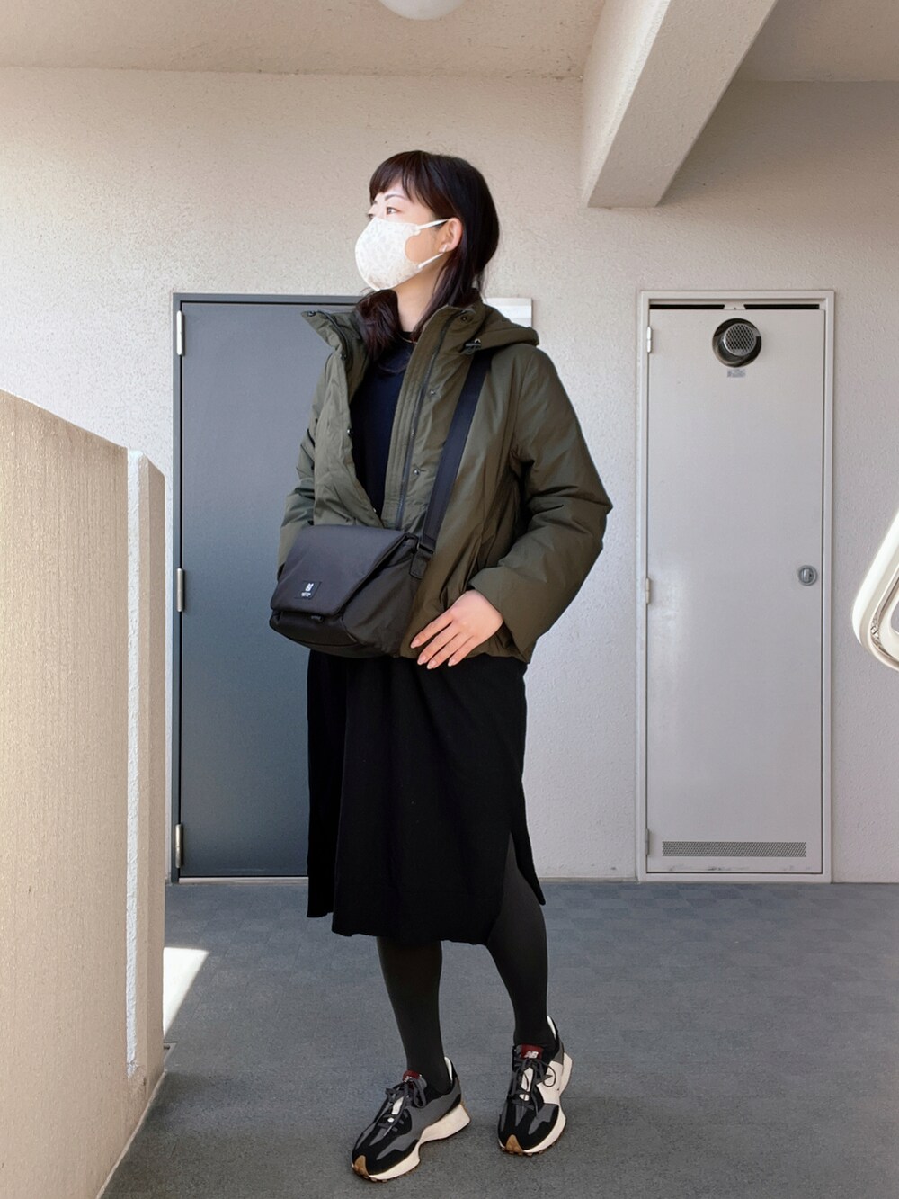 「休日スタイル、オトナカジュアル、休日コーデ、ニットワンピース、ショートダウン、プチプラ、カーキ、ニューバランス」｜「URBAN RESEARCH DOORSのウールワイドニットワンピース（ワンピース、ブラック系）」を使った、toommypeco5さん（レディース・165cm）の春コーディネートの3枚目の写真