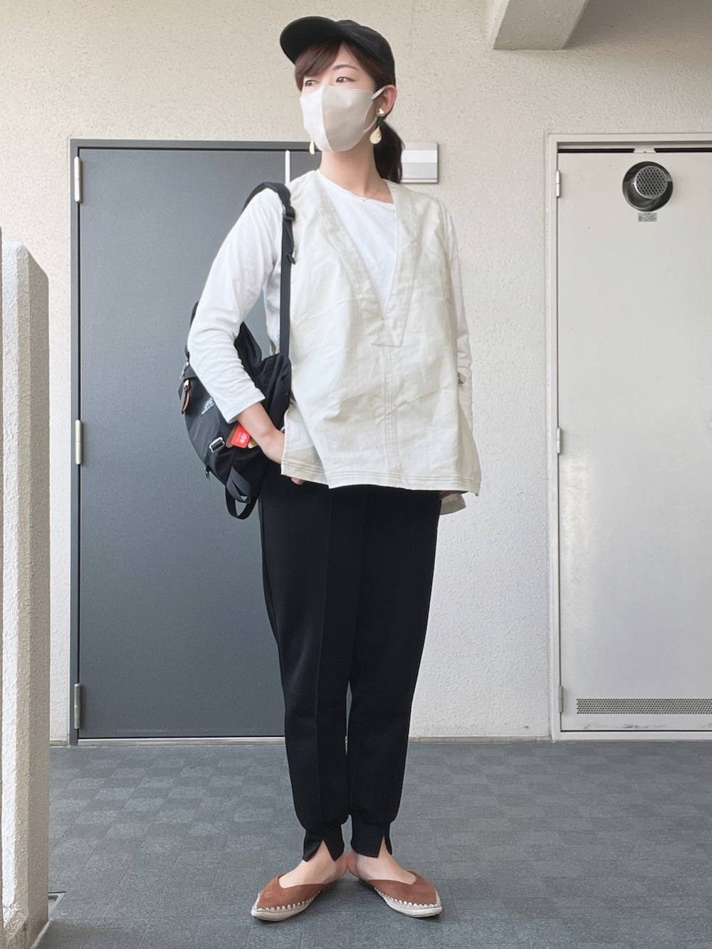 「秋ルック紹介するよ、休日スタイル、今日のコーデ、シンプル、休日コーデ、ベスト、大人カジュアル、秋、サイクリング」｜「coenのコンビVカットミュール（サンダル、ブラウン系）」を使った、toommypeco5さん（骨格ストレート・レディース・165cm）の秋コーディネートの3枚目の写真