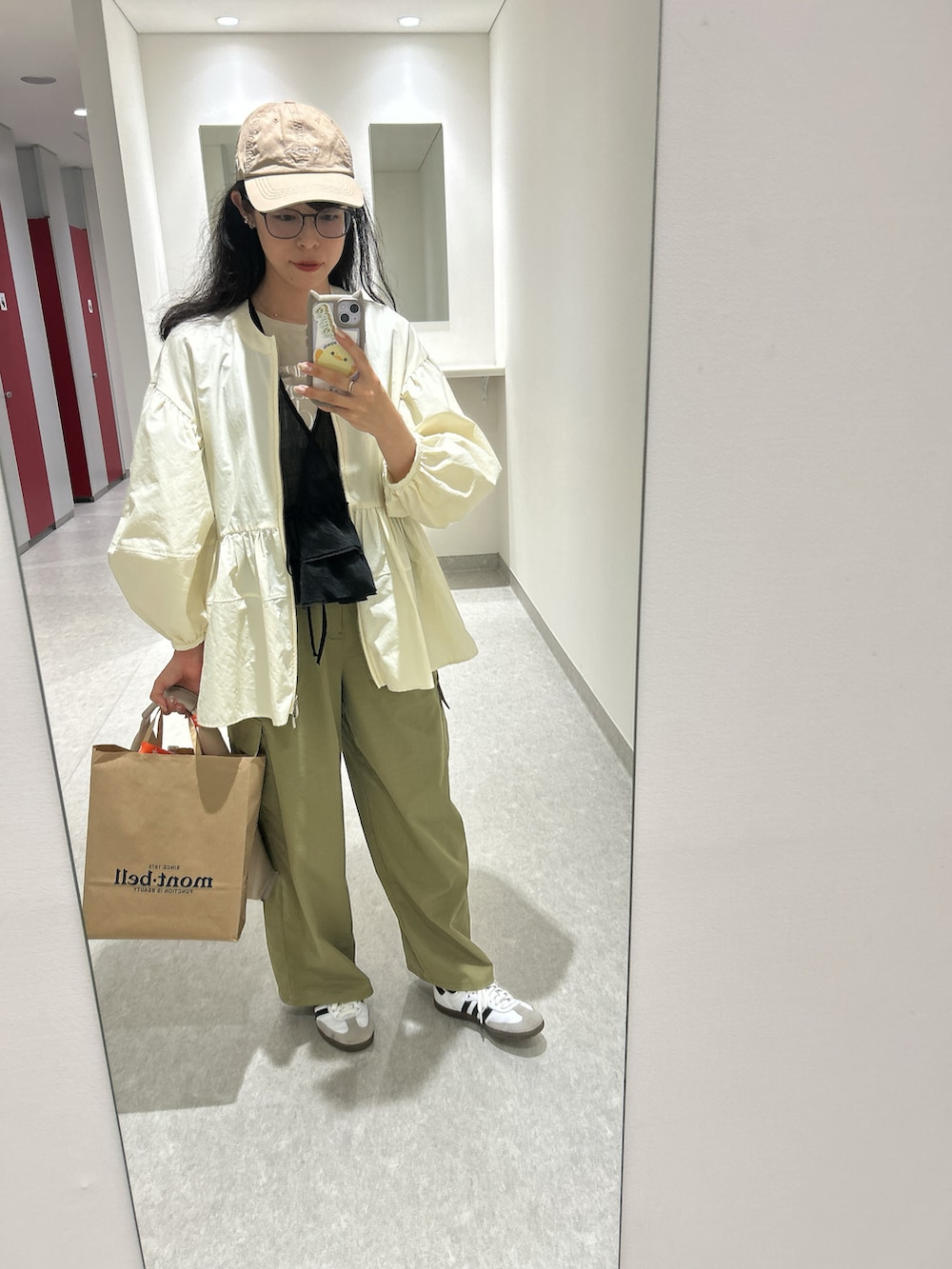 「お出かけコーデ、お出かけスタイル、30代コーデ、カーキパンツ、オトナカジュアル、大人カジュアル、大人可愛い、高身長女子、春コーデ、シンプルスタイル、フリフリ、オトナ女子、シンプルコーデ、スニーカー、パンツスタイル」｜「adidasのサンバ OG / SAMBA OG / アディダスオリジナルス adidas Originals スニーカー（スニーカー、ホワイト系）」を使った、toommypeco5さん（骨格ナチュラル・レディース・165cm）の春コーディネートの2枚目の写真