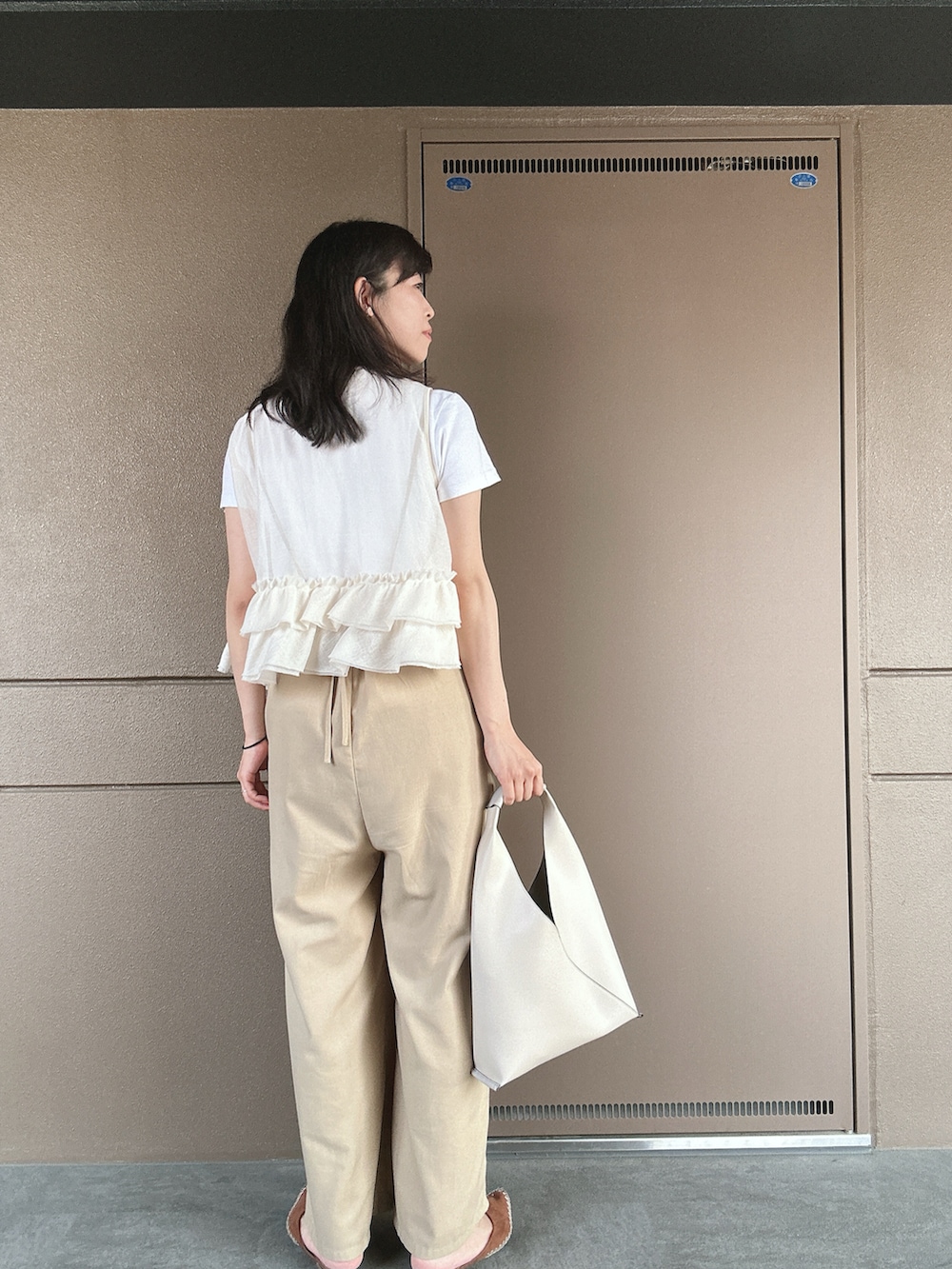 「レイヤードスタイル、夏コーデ、30代コーデ、お出かけコーデ、今日のコーデ、おやすみコーデ、休日スタイル、休日コーデ、フリル、ふりふり、大人ガーリー、オトナカジュアル、オトナカワイイ、大人かわいい、キレイめ」｜「coenの【2セットアイテム】Tシャツ×キャミサロペット#（サロペット/オーバーオール、ベージュ系）」を使った、toommypeco5さん（骨格ストレート・レディース・165cm）の夏コーディネートの3枚目の写真