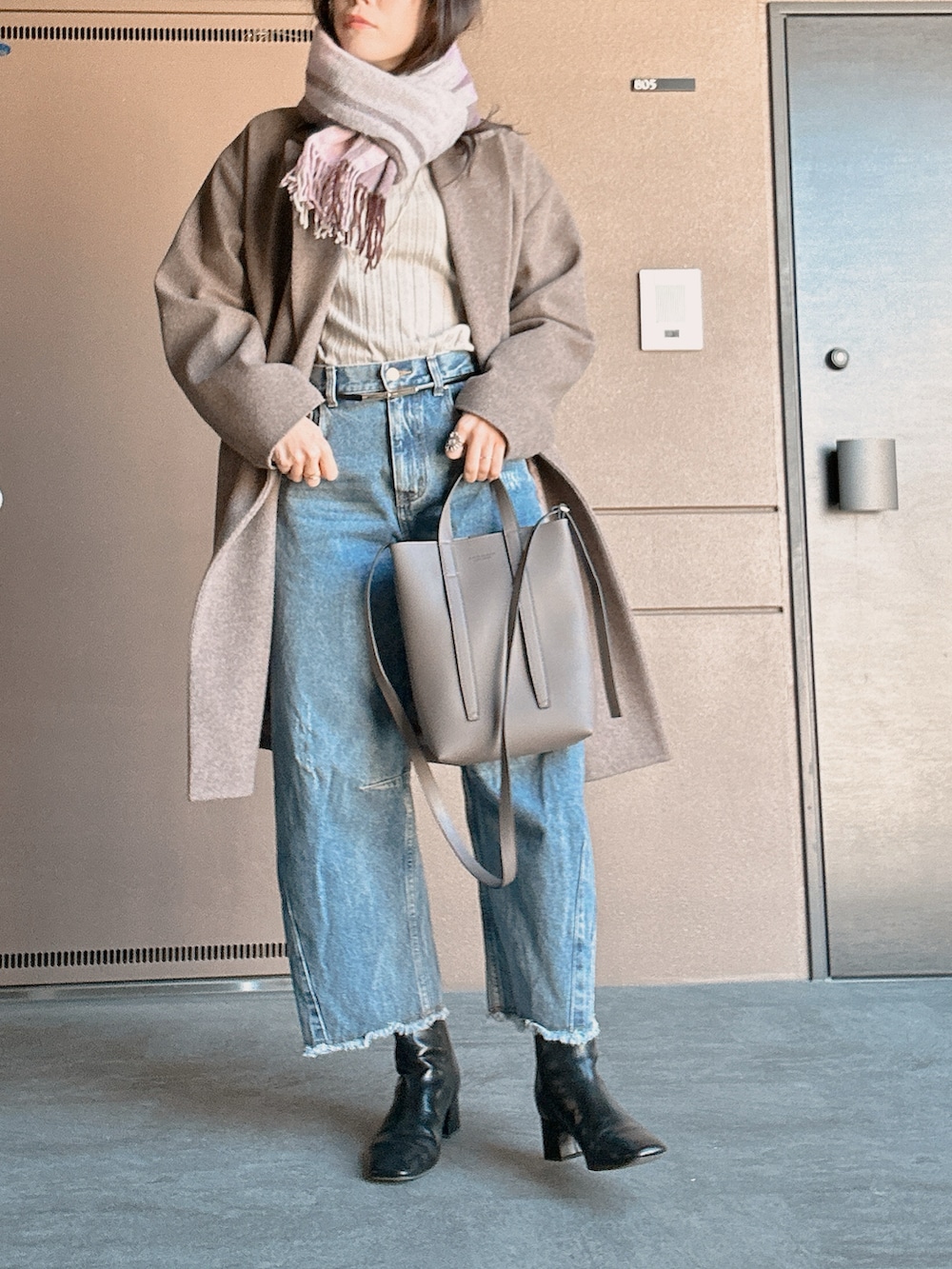 「大人カジュアルコーデ、シンプルコーデ、休日スタイル、休日コーデ、お出かけコーデ、お出かけスタイル、おでかけコーデ、30代コーデ、カーブデニム、カーブパンツ、デニム、冬コーデ、大人カジュアル、大人コーデ、シンフルコーデ」｜「GALLARDAGALANTEのチャンキーヒールショートブーツ（ブーツ、ブラック系）」を使った、toommypeco5さん（骨格ナチュラル・レディース・165cm）の冬コーディネートの2枚目の写真
