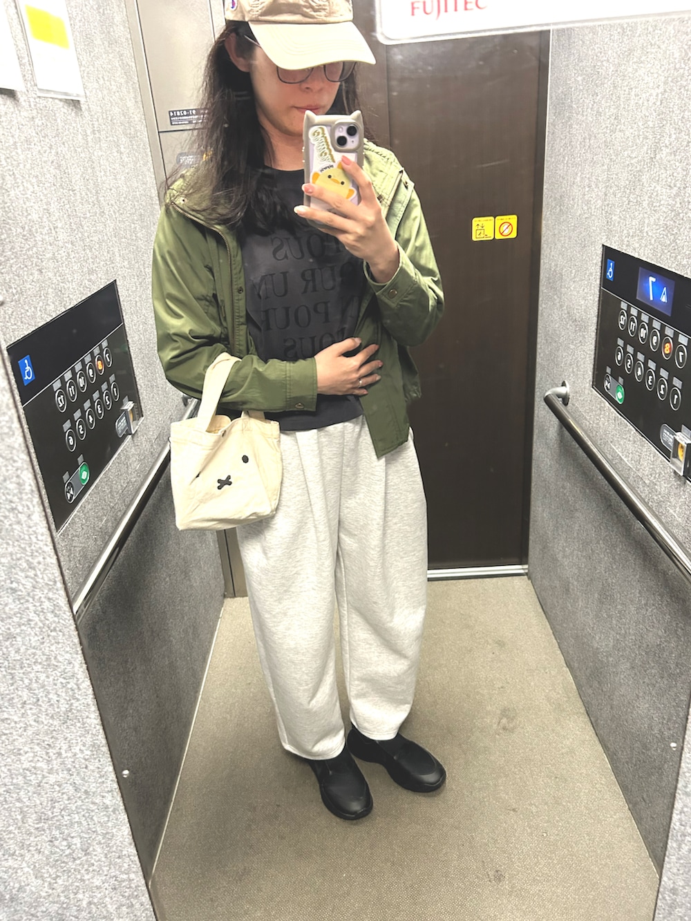 「大人カジュアル、オトナ女子、春コーデ、ラクチンコーデ、春、ゆるコーデ、お出かけコーデ、お出かけスタイル、スウェットパンツ、シンプルスタイル」｜「NIKEのNIKE ナイキ 20-25(H) FLEX RUNNER 3 (GS) フレックス ランナー 3 GS KFN1294 002BLK/ANTHRA（スニーカー、ブラック系）」を使った、toommypeco5さん（骨格ナチュラル・レディース・165cm）の春コーディネートの4枚目の写真