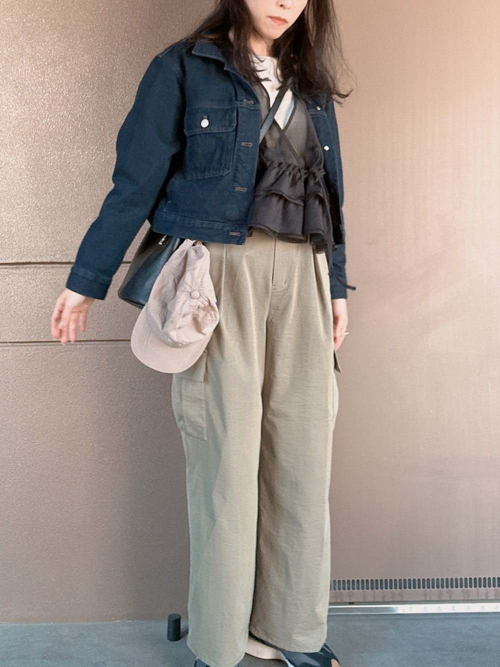 「春めき満開コーデ、ヒラヒラ、お出かけコーデ、おでかけスタイル、お出かけスタイル、おでかけコーデ、春コーデ、春色、カーキパンツ、春服、デニムジャケット、チルコンサート、チル、コンサート、コンサート参戦服」｜「N.（N. Natural Beauty Basic）のカーゴパンツ（カーゴパンツ、グリーン系）」を使った、toommypeco5さん（骨格ナチュラル・レディース・165cm）の春コーディネートの3枚目の写真