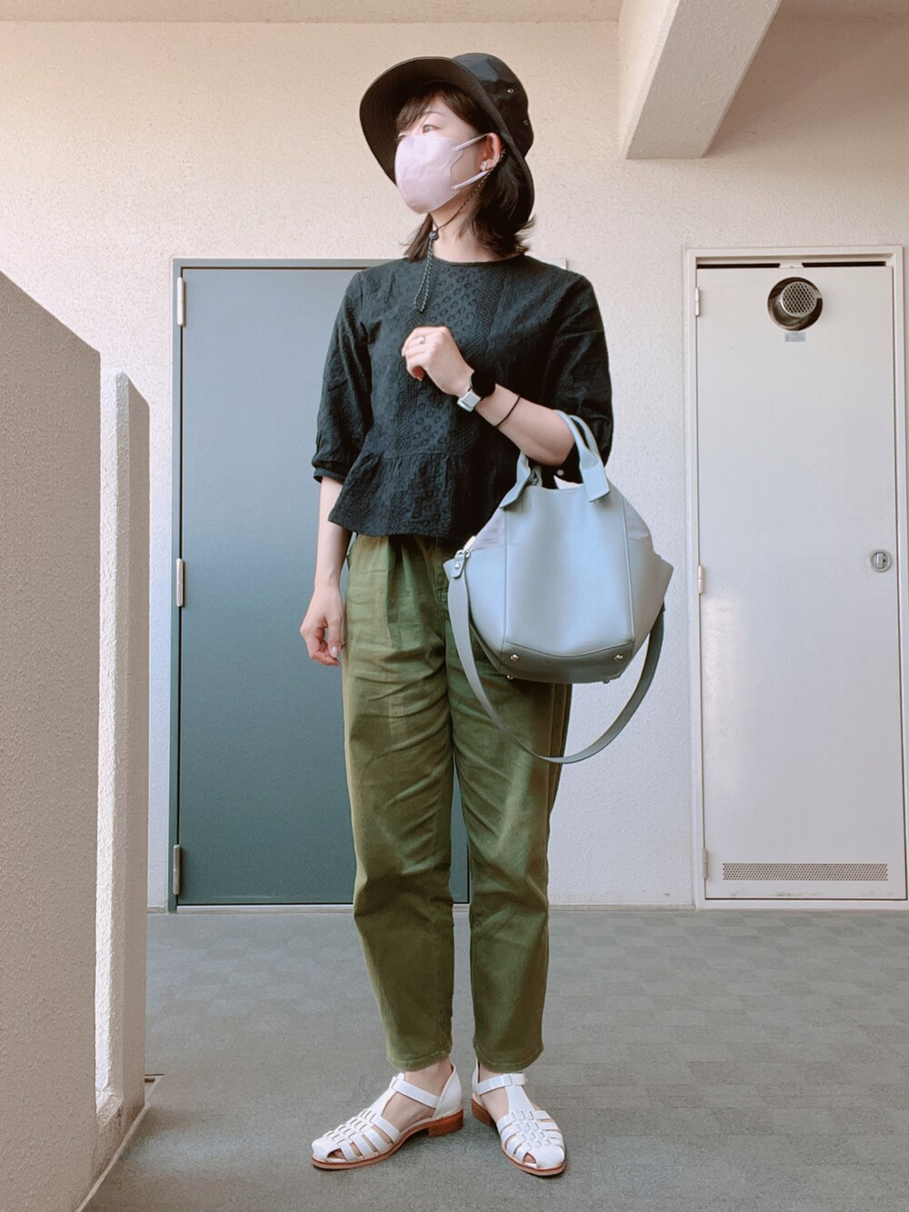 「休日コーデ、シンプルコーデ、大人カジュアル、高身長女子、MOHI、カーキパンツ、おでかけコーデ」｜「green label relaxingのCS イソザイコンビ 2WAY バッグ（ショルダーバッグ、グレー系）」を使った、toommypeco5さん（レディース・165cm）の春コーディネートの2枚目の写真