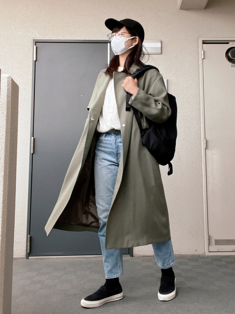 「春コーデ、休日スタイル、休日コーデ、カーキアウター、はじめましてコーデ、カーキ、おさんぽ、散歩、デニムコーデ、トレンチコート」|「CONVERSEのCONVERSE コンバース シェブロン&スター ローファー SK / CS LOFR SK (BLACK) 34200210(スリッポン、ブラック系)」を使った、toommypeco5さん(レディース・165cm)の春コーディネートの4枚目の写真