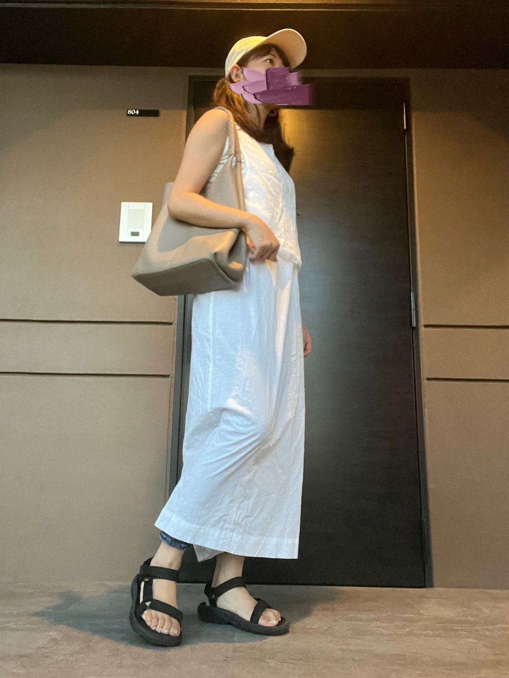 「シンプルスタイル、お出かけコーデ、休日スタイル、休日コーデ、オトナ女子、オトナカワイイ、カジュアル、大人ガーリー」｜「TevaのTeva / ハリケーン XLT2（サンダル、ブラック系）」を使った、toommypeco5さん（骨格ストレート・レディース・165cm）の秋コーディネートの2枚目の写真