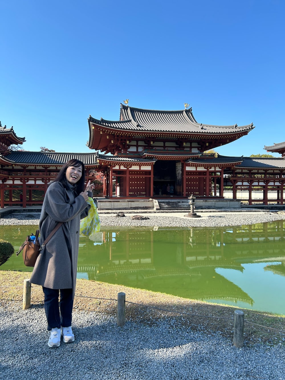 「おでかけコーデ、おでかけスタイル、デートコーデ、休日スタイル、休日コーデ、京都、京都旅行、30代コーデ、スニーカー、スニーカーコーデ、秋冬コーデ、冬コーデ、冬コート」｜「PUBLIC TOKYOの【JJ5月号掲載】PUBLIC DENIM PINTUCK/ピンタックデニムパンツ（デニムパンツ、ブルー系）」を使った、toommypeco5さん（骨格ナチュラル・レディース・165cm）の冬コーディネートの3枚目の写真