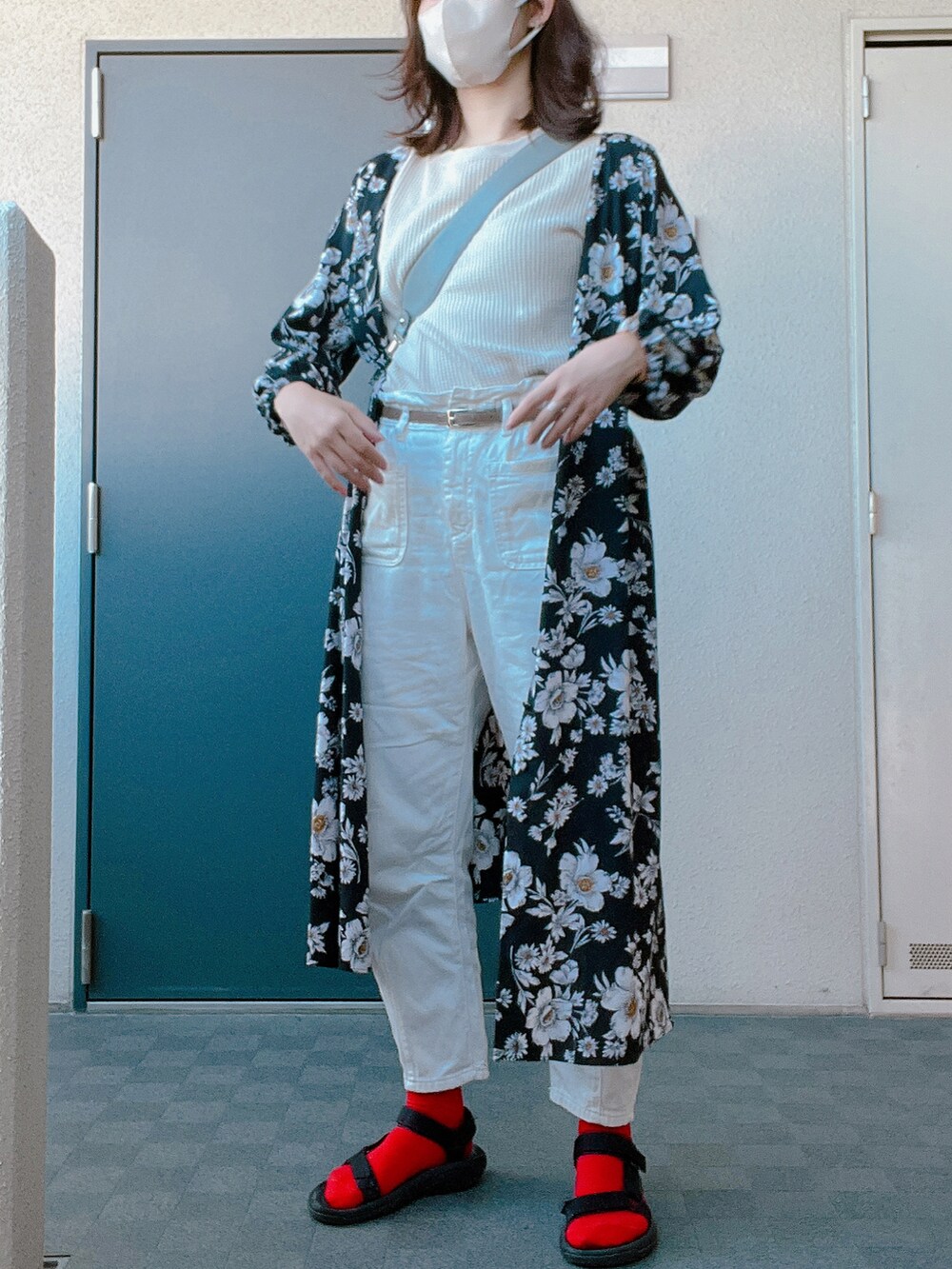 「休日コーデ、お出かけコーデ、今日のコーデ、花柄ワンピース、白パンツ、テバ × ソックス、秋服準備はじめました、大人コーデ、red、秋ルック紹介するよ」｜「Tevaのアイテム（サンダル、ブラック系）」を使った、toommypeco5さん（レディース・165cm）の秋コーディネートの3枚目の写真
