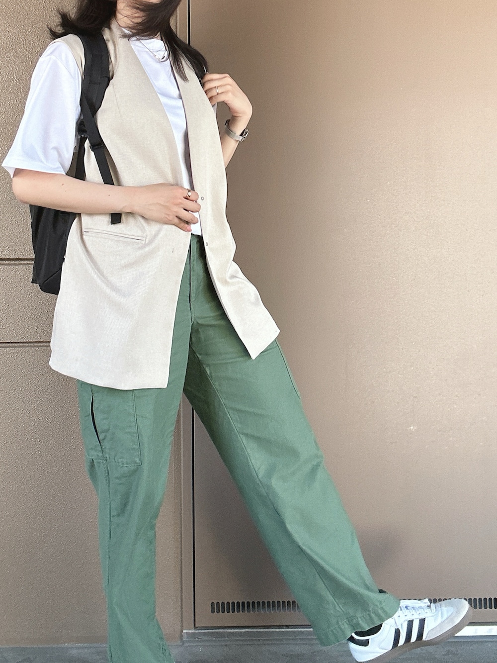 「夏コーデ、カーキパンツ、スニーカーコーデ、サンバ、アディダス、ベスト、ジレ、シンプルスタイル、大人コーデ、大人カジュアル、ラフコーデ、休日スタイル、休日コーデ、オトナカジュアル、きれいめカジュアル」｜「adidasのサンバ OG / SAMBA OG / アディダスオリジナルス adidas Originals スニーカー（スニーカー、ホワイト系）」を使った、toommypeco5さん（骨格ストレート・レディース・165cm）の夏コーディネートの4枚目の写真