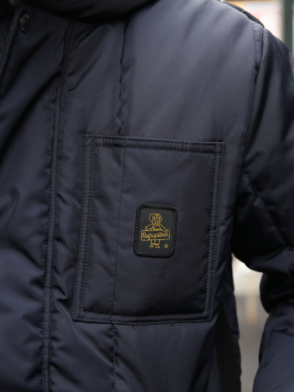 ブルー系のその他アウター、ブルー系のスウェット、グレー系のスウェットパンツを着用したメンズの冬コーディネートの4枚目の写真