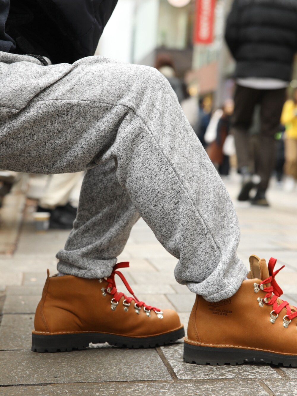 ブルー系のその他アウター、ブルー系のスウェット、グレー系のスウェットパンツを着用したメンズの冬コーディネートの5枚目の写真